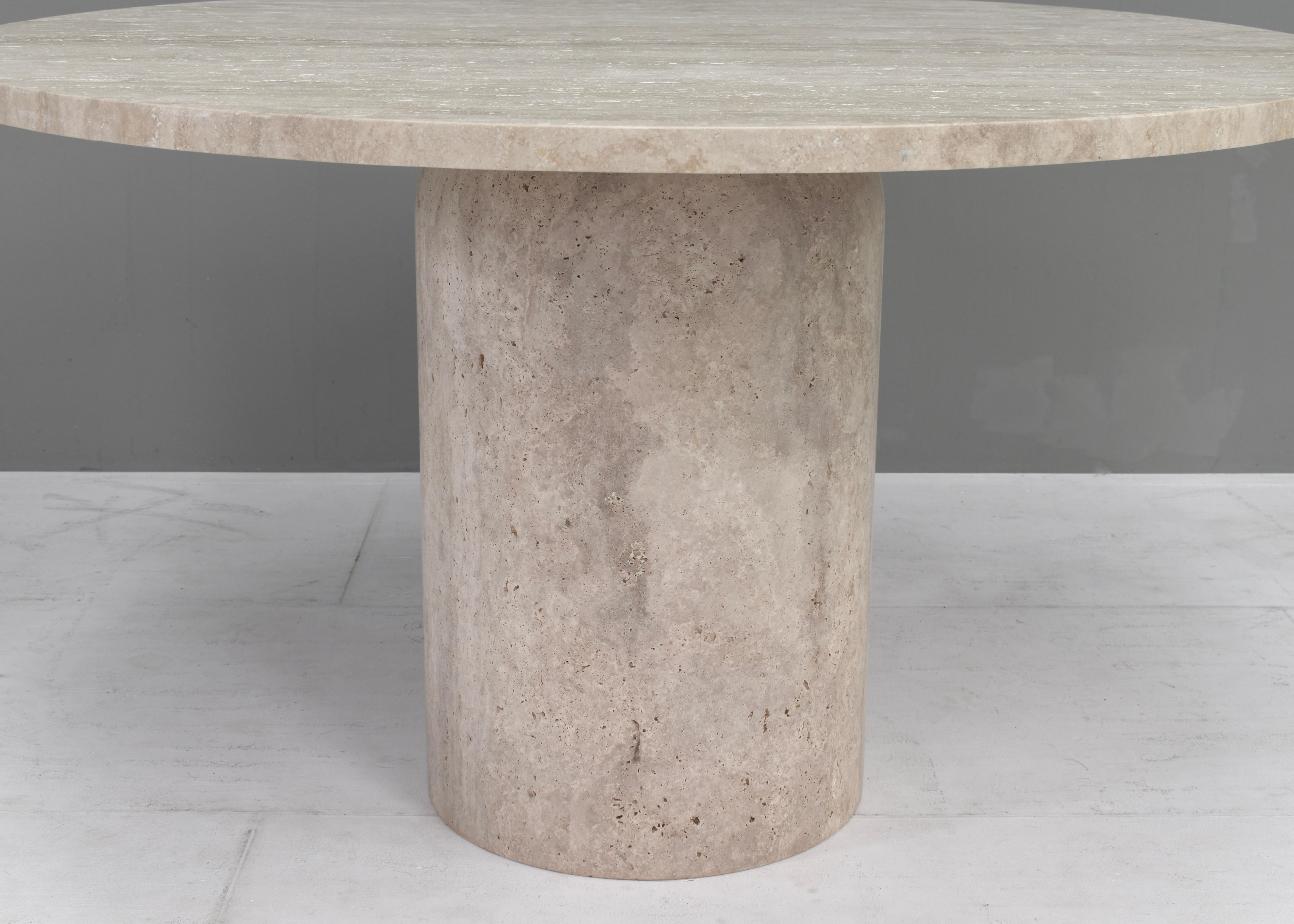 Exquisite Round Travertine Dining Table in the manor of Up& Up / Kelly Wearstler In New Condition For Sale In Pijnacker, Zuid-Holland