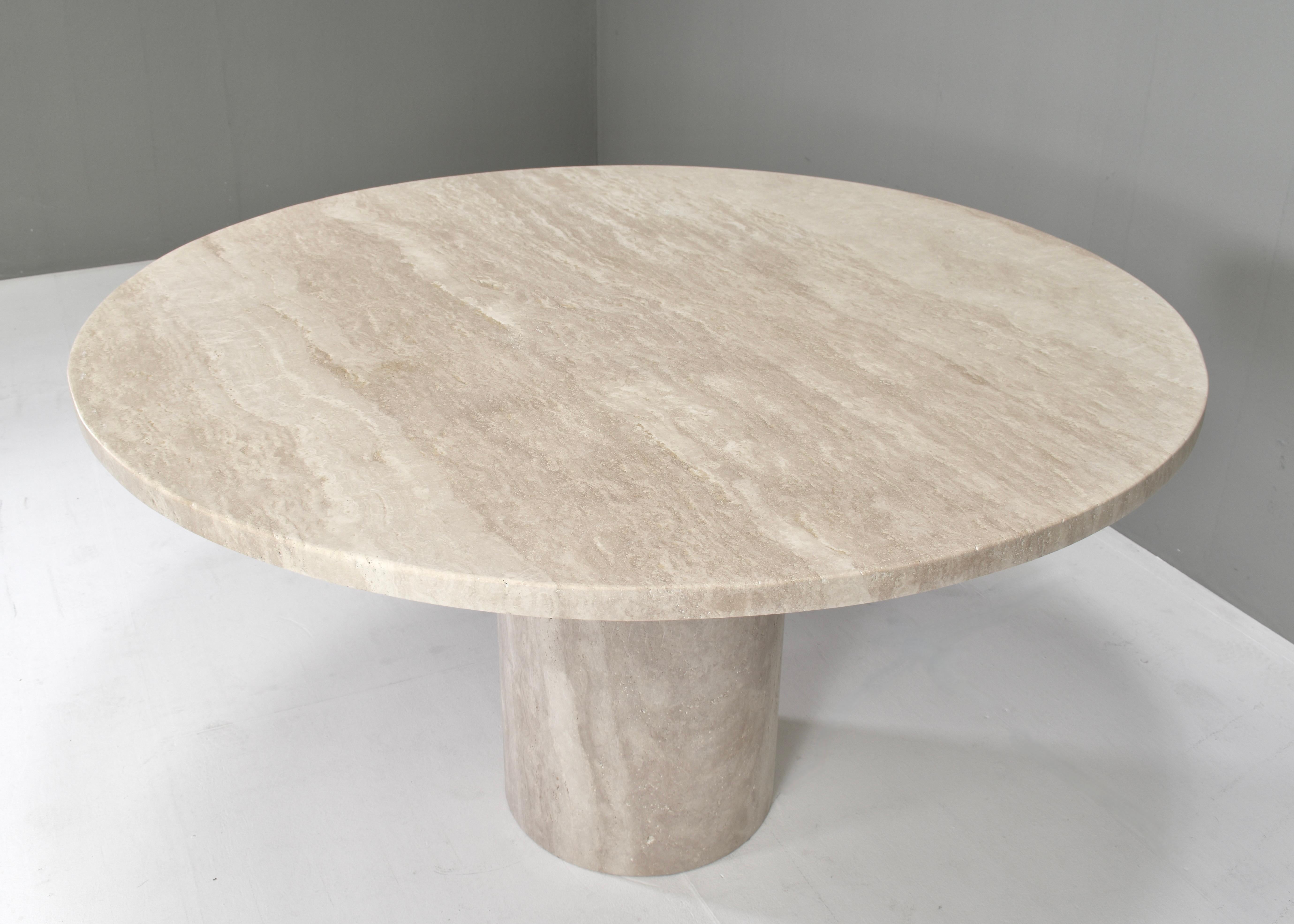 Exquisite Round Travertine Dining Table in the manor of Up& Up / Kelly Wearstler In Excellent Condition For Sale In Pijnacker, Zuid-Holland