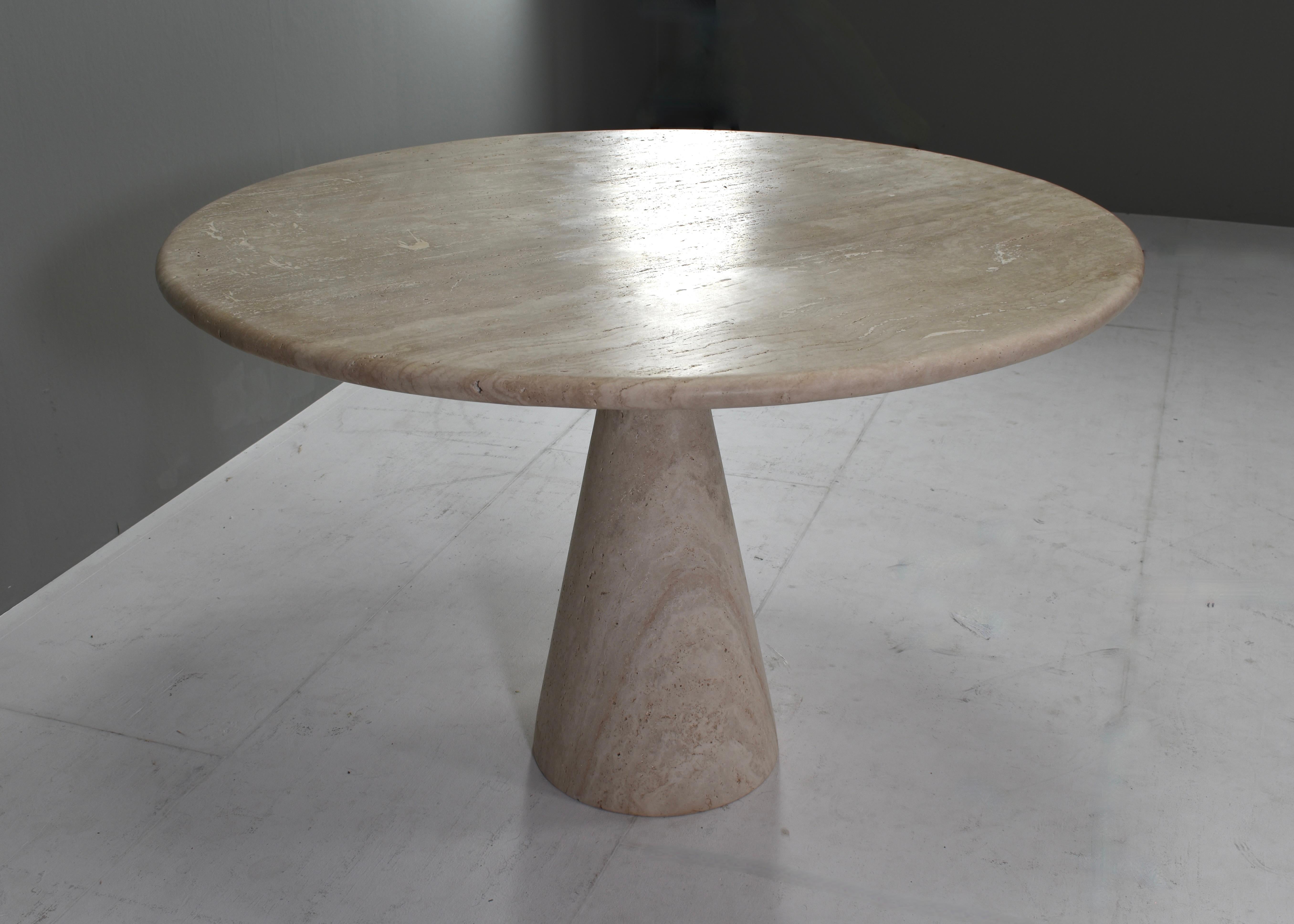 Exquisite Round Travertine Dining Table in the manor of Angelo Mangiarotti/Up&Up In Excellent Condition In Pijnacker, Zuid-Holland