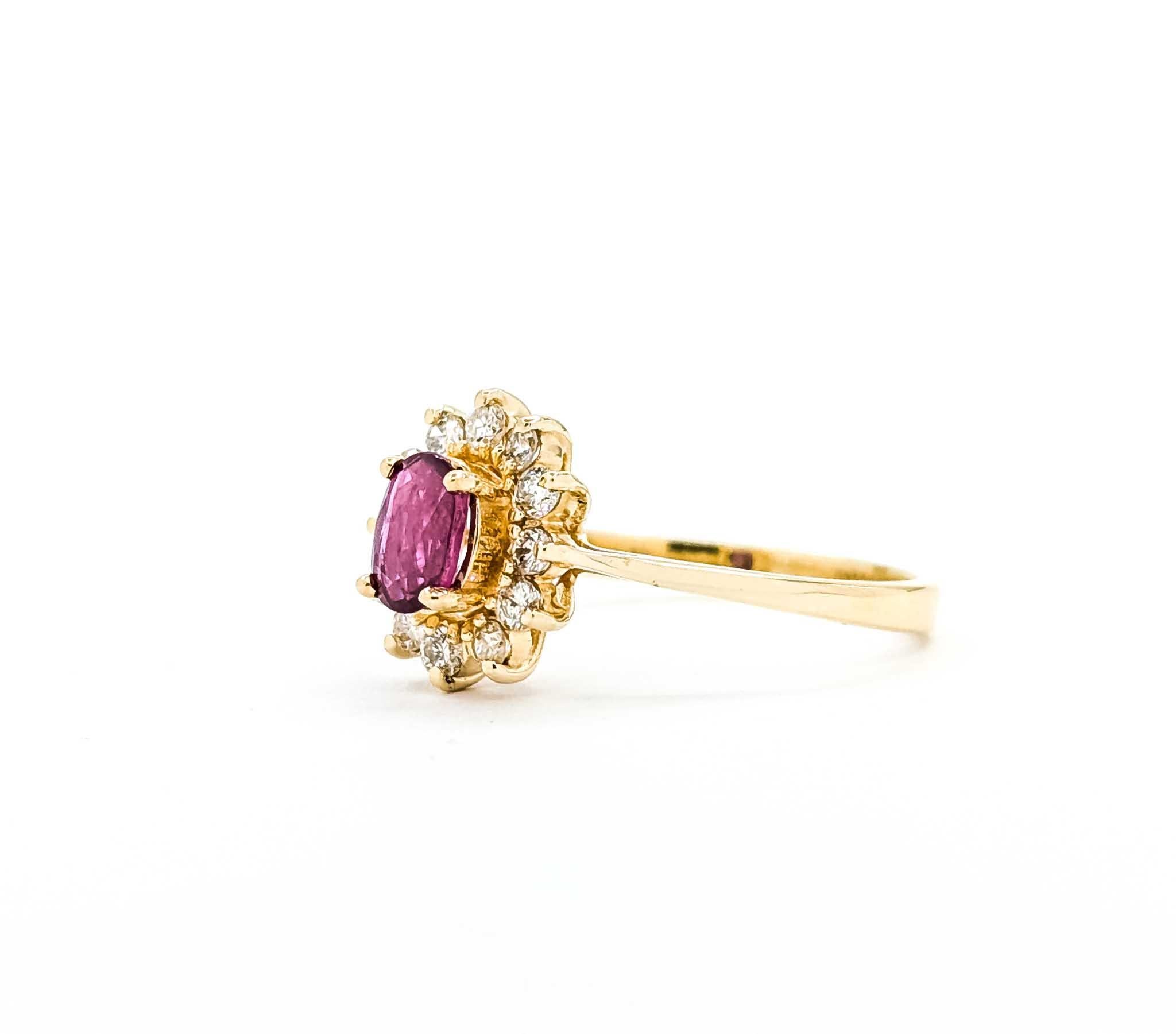 Exquisito anillo con halo de rubíes y diamantes elaborado en oro amarillo de 14k Contemporáneo en venta