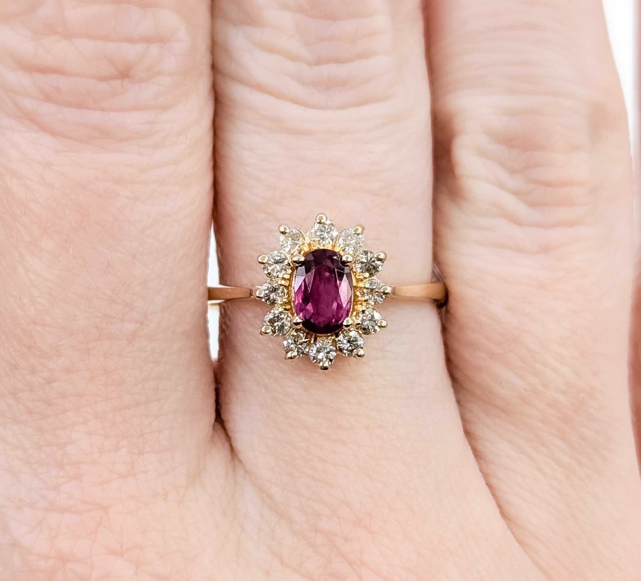 De las mujeres Exquisito anillo con halo de rubíes y diamantes elaborado en oro amarillo de 14k en venta