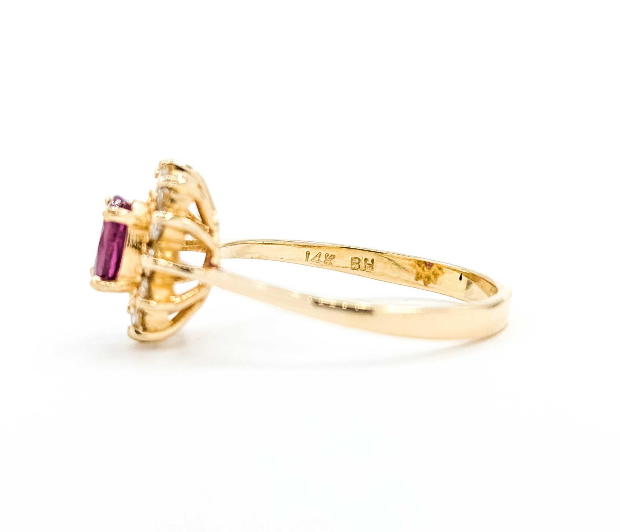 Exquisito anillo con halo de rubíes y diamantes elaborado en oro amarillo de 14k en venta 1