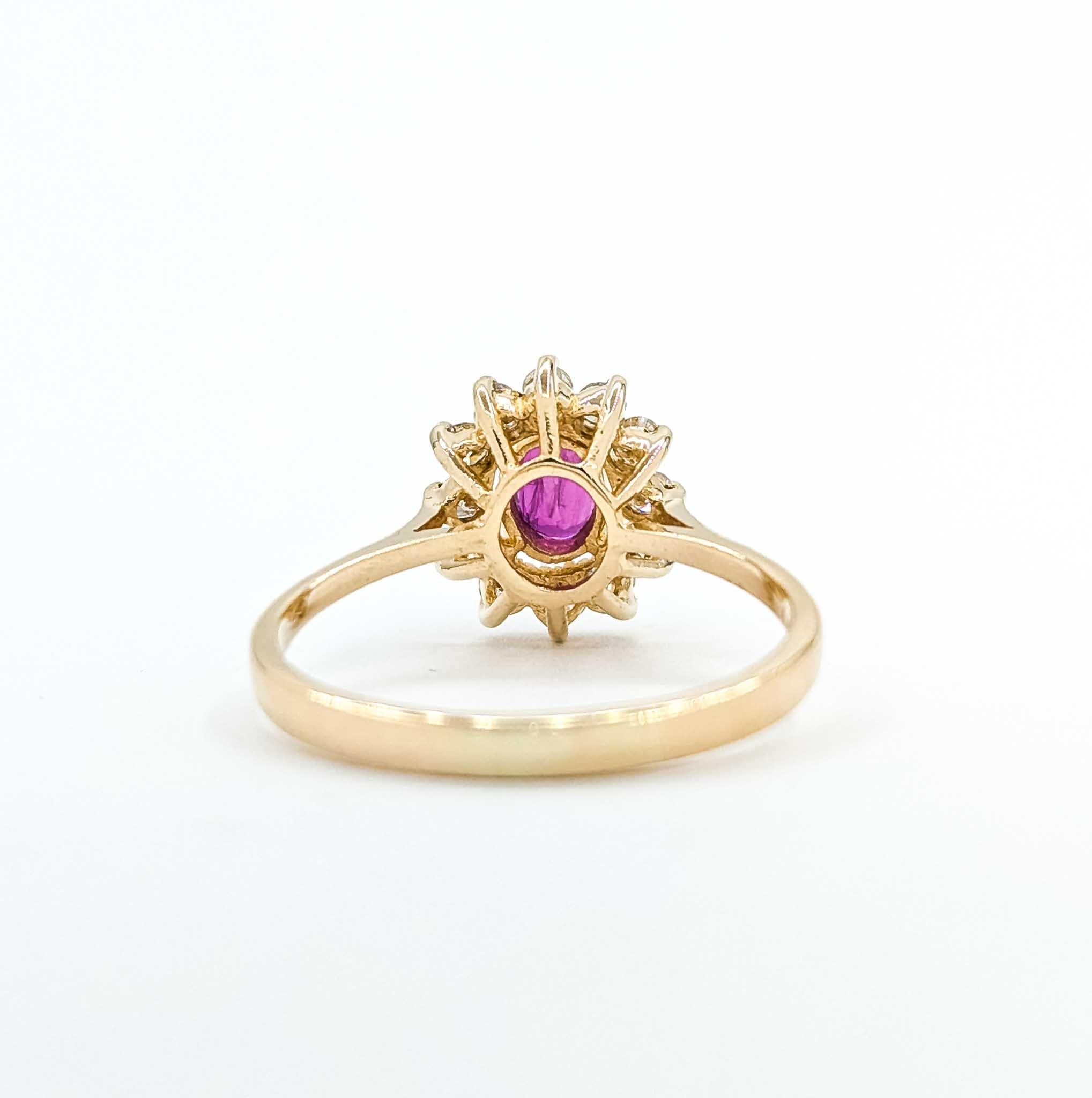 Exquisito anillo con halo de rubíes y diamantes elaborado en oro amarillo de 14k en venta 2
