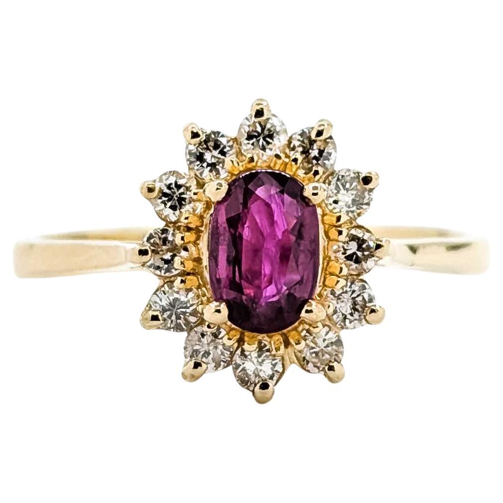Exquisite Rubin und Diamant Halo Ring in 14k Gelbgold gefertigt