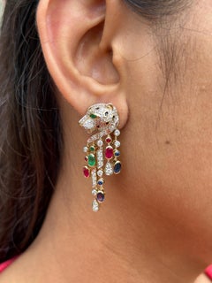 Exquisito Pendiente Pantera de Rubí, Esmeralda, Zafiro y Diamante en Oro Amarillo de 14K