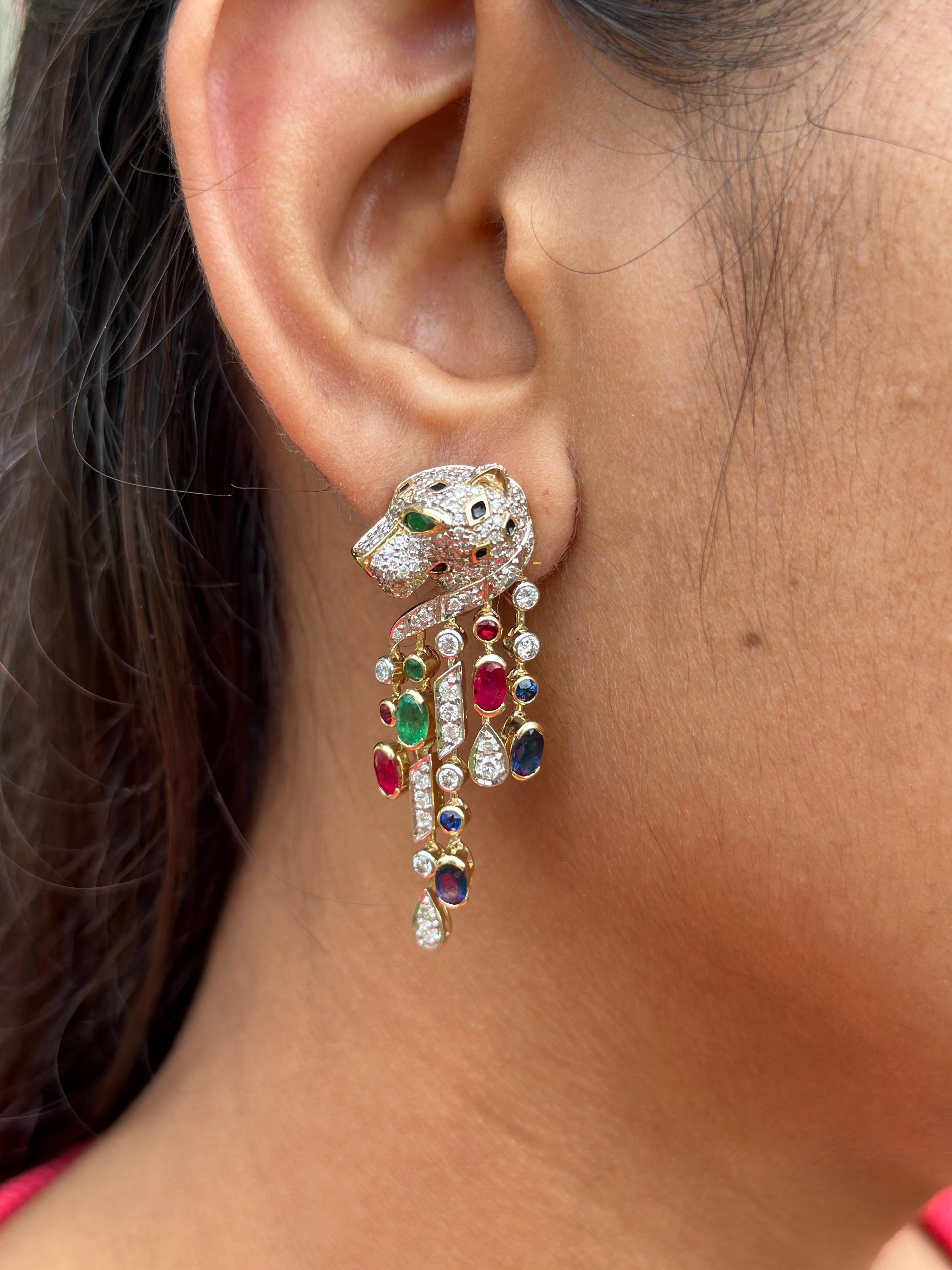 Nous vous présentons des boucles d'oreilles exquises et luxueuses en or jaune 14 carats, composées de rubis, d'émeraudes, de saphirs bleus et de diamants.
Libérez votre côté sauvage avec notre collection d'animaux sauvages. Les boucles d'oreilles