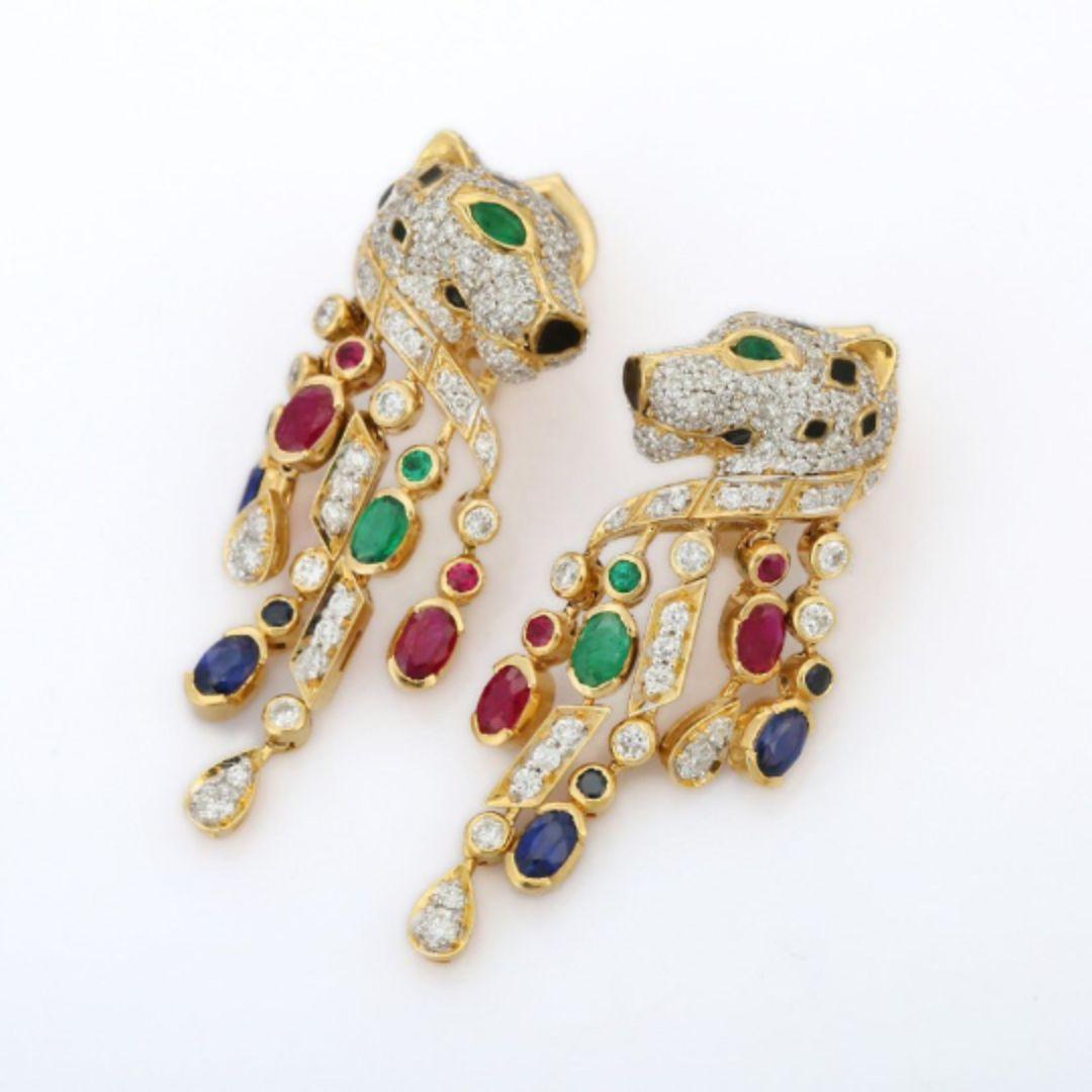 Exquisito Pendiente Pantera de Rubí, Esmeralda, Zafiro y Diamante en Oro Amarillo de 14K Art Decó en venta