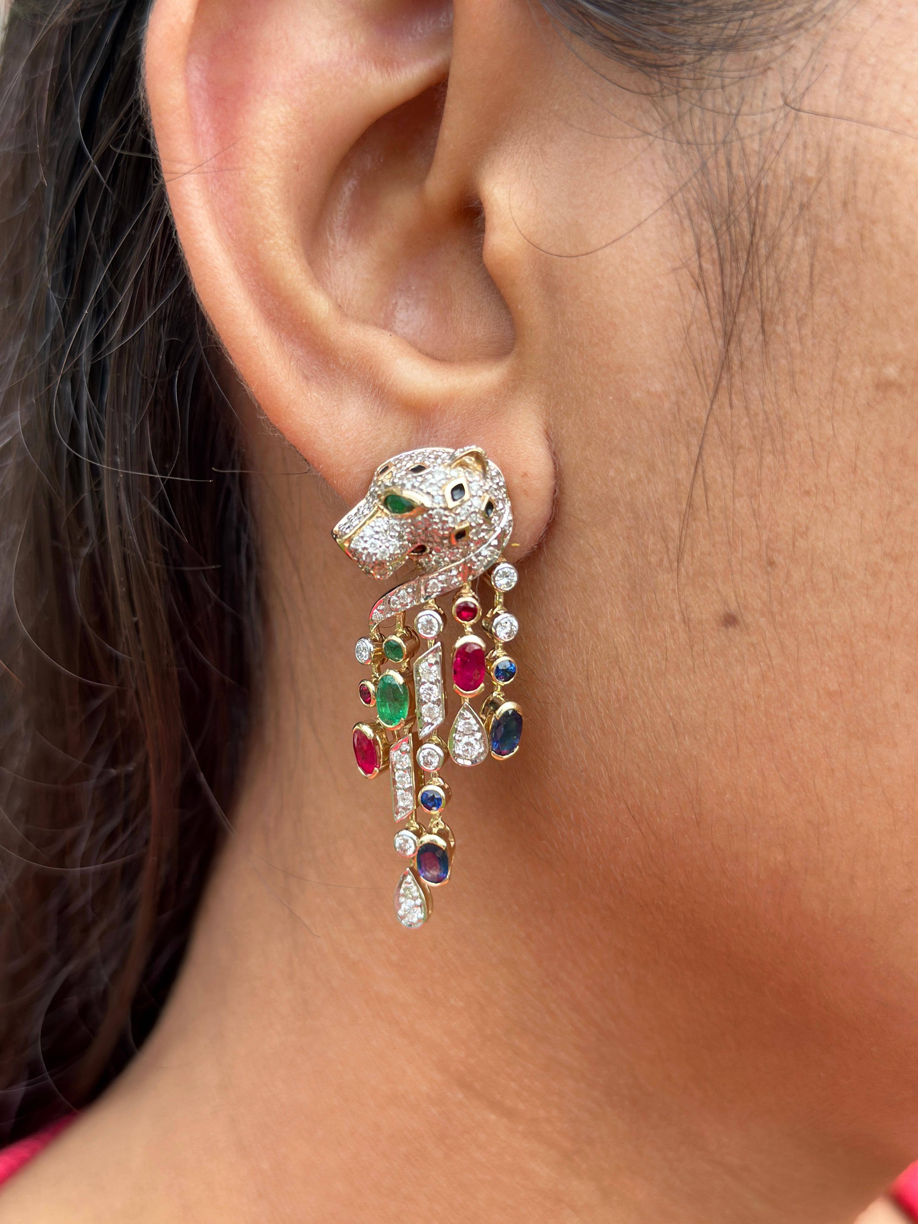 Exquisito Pendiente Pantera de Rubí, Esmeralda, Zafiro y Diamante en Oro Amarillo de 14K Corte esmeralda en venta