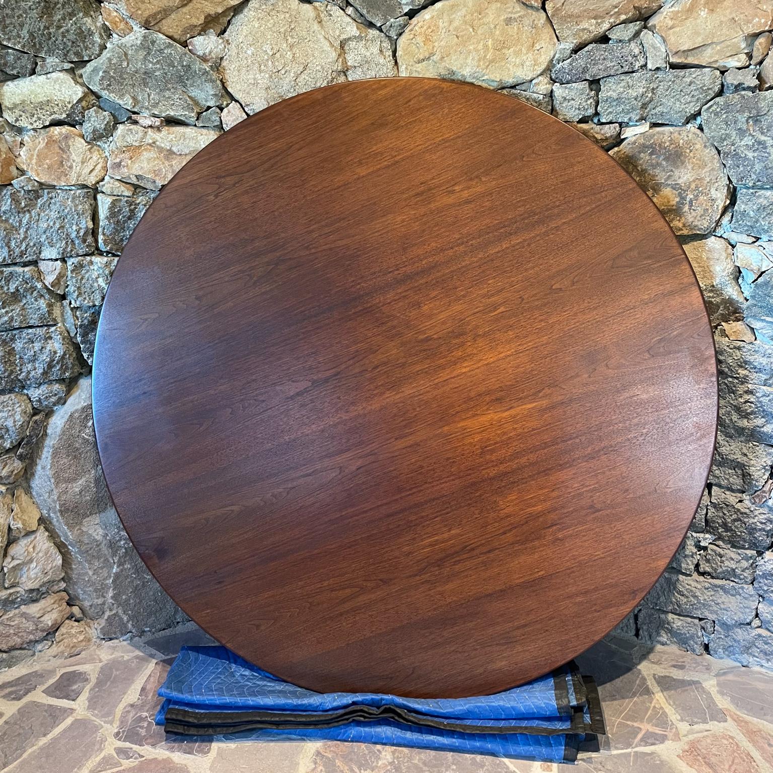 Exquisite Saarinen Knoll Tulip Round Dining Table in Walnut White Base 1970s 6