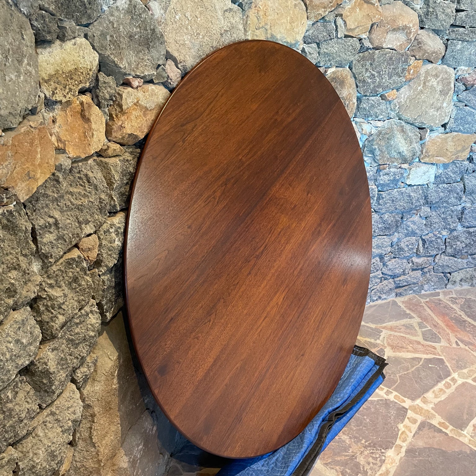Tulip Table
Vintage classic modernism round dining table with pedestal tulip base walnut wood top.
Designed by Saarinen for Knoll. USA circa 1970s.
No label, ghost label present underneath the tabletop.
Measures: 29 height x 59