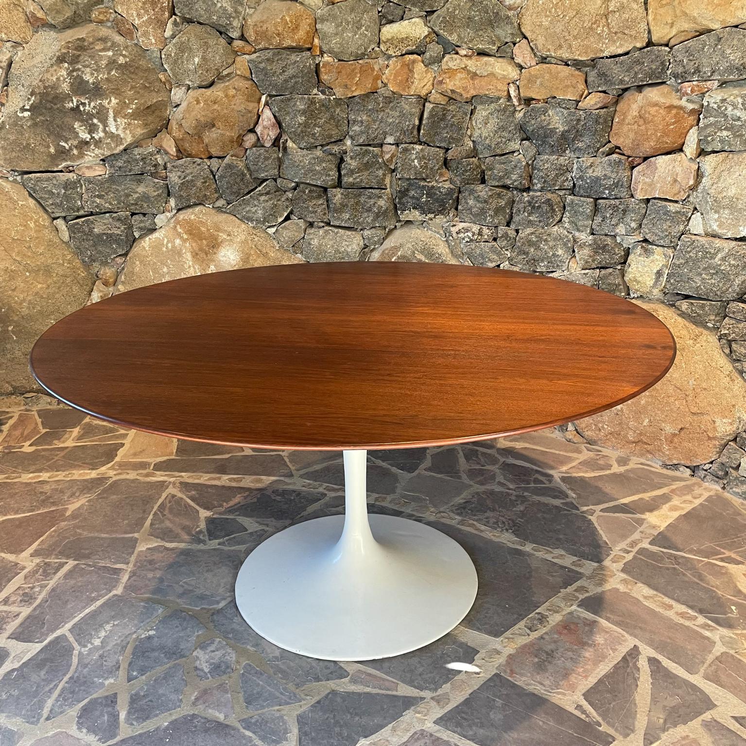 Mid-Century Modern Exquisite Saarinen Knoll Tulip Round Dining Table in Walnut White Base 1970s
