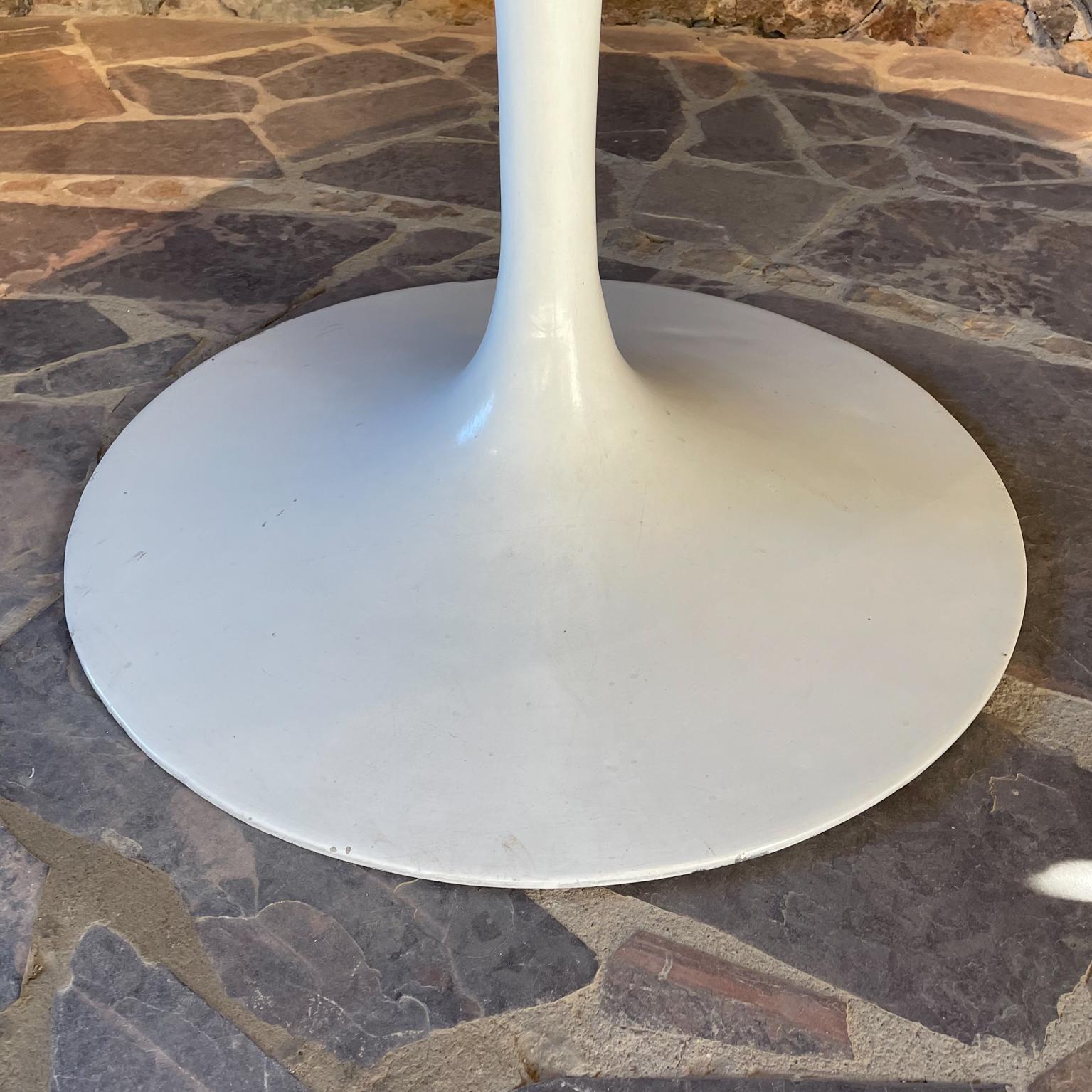 American Exquisite Saarinen Knoll Tulip Round Dining Table in Walnut White Base 1970s