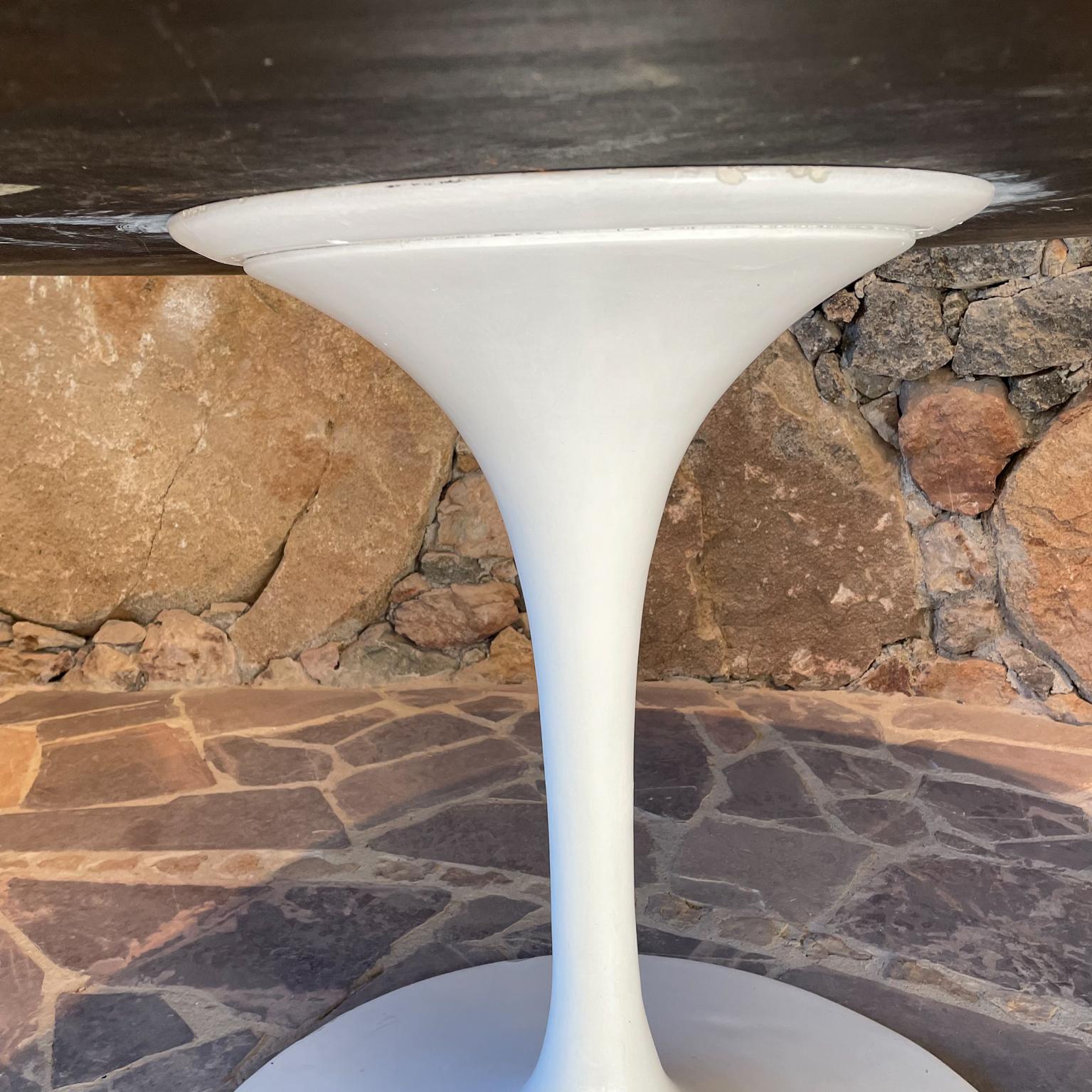 Exquisite Saarinen Knoll Tulip Round Dining Table in Walnut White Base 1970s In Good Condition In Chula Vista, CA