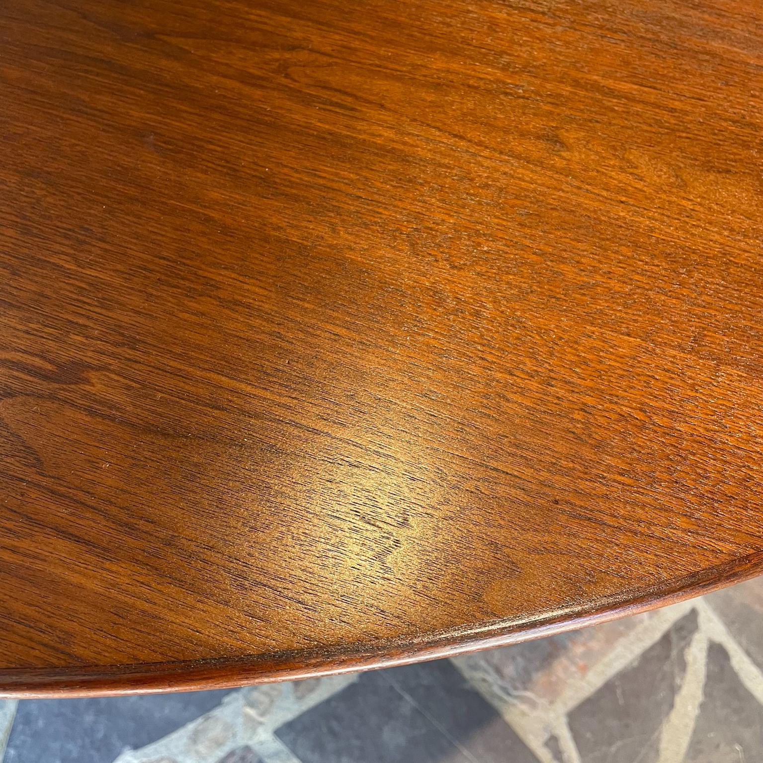 Exquisite Saarinen Knoll Tulip Round Dining Table in Walnut White Base 1970s 1