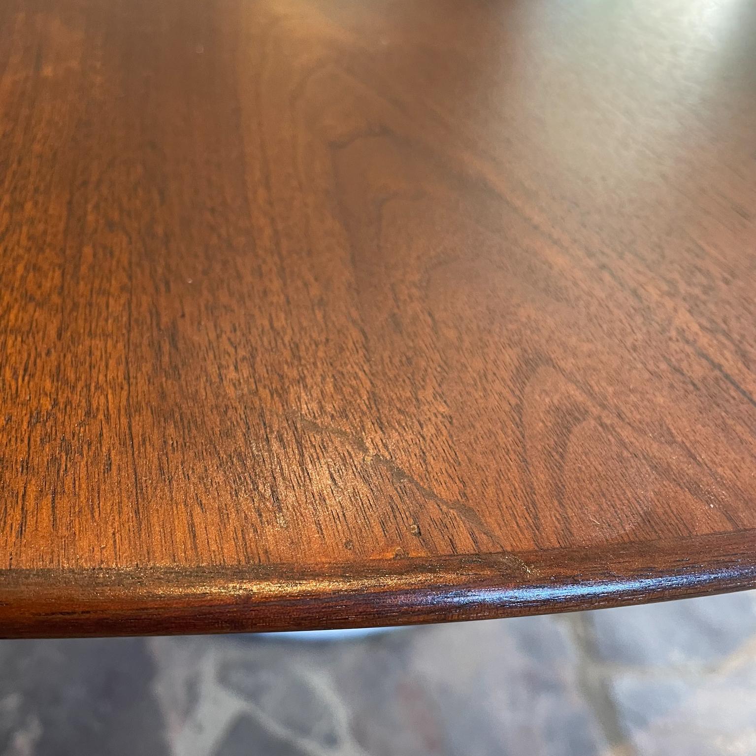 Exquisite Saarinen Knoll Tulip Round Dining Table in Walnut White Base 1970s 2