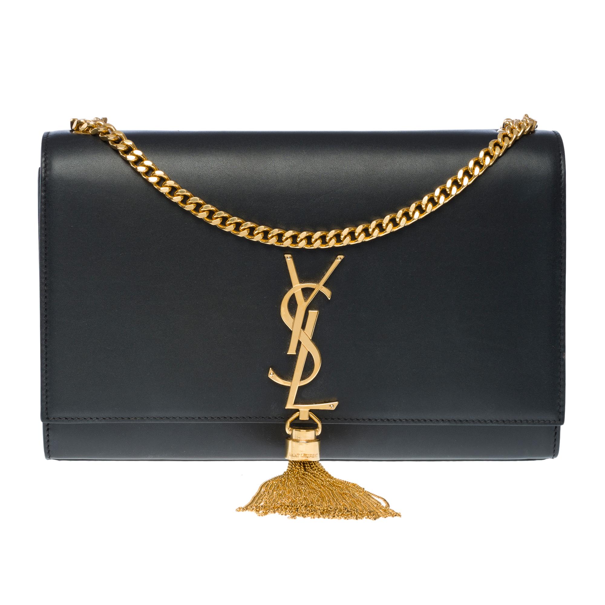 Sublime Saint Laurent Kate Pompon shoulder bag in Black leather, with golden metal trim, featuring a golden metal chain handle for a hand, shoulder or crossbody carry

Closure: Flap
Interior lining in black suede, one flat pocket
Signature: 