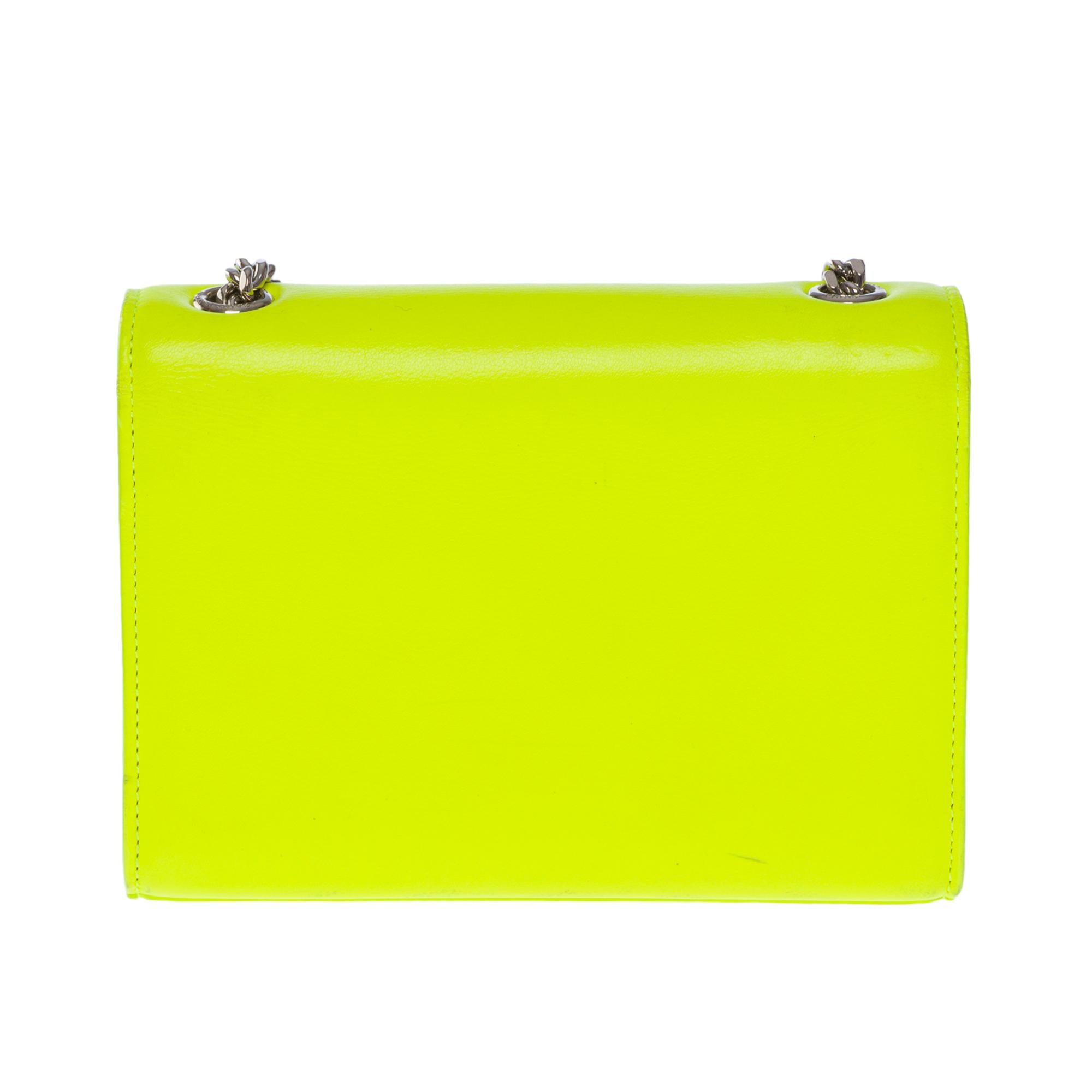 The bright Saint Laurent Kate shoulder bag in neon yellow leather, silver metal hardware, a convertible chain handle in silver metal for a hand or shoulder or shoulder strap

Magnetic flap closure
Black leather lining, one patch pocket
Signature: