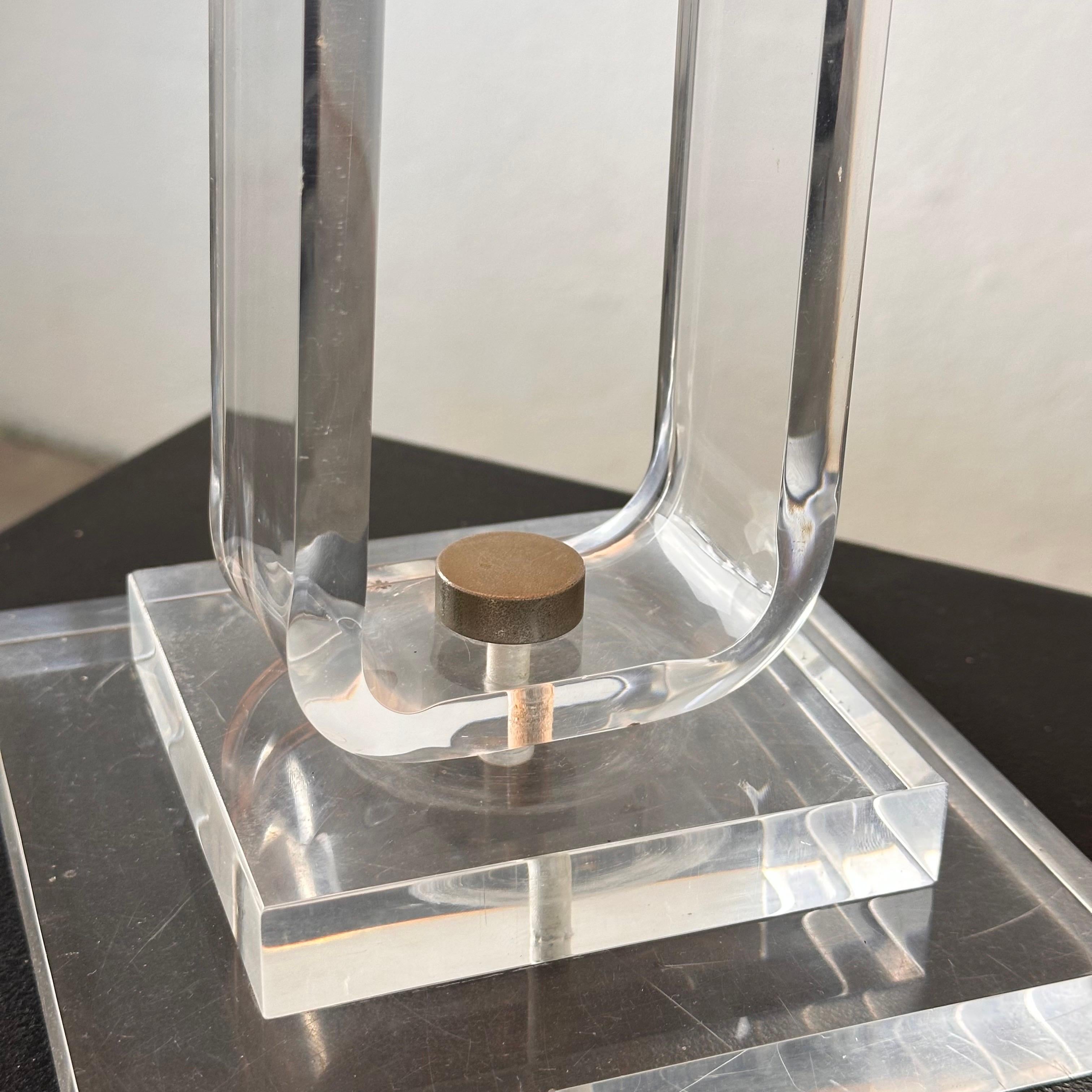 Exquisite Sandro Petti Plexiglass and Brass Table Lamp from Rome, 1970s 5