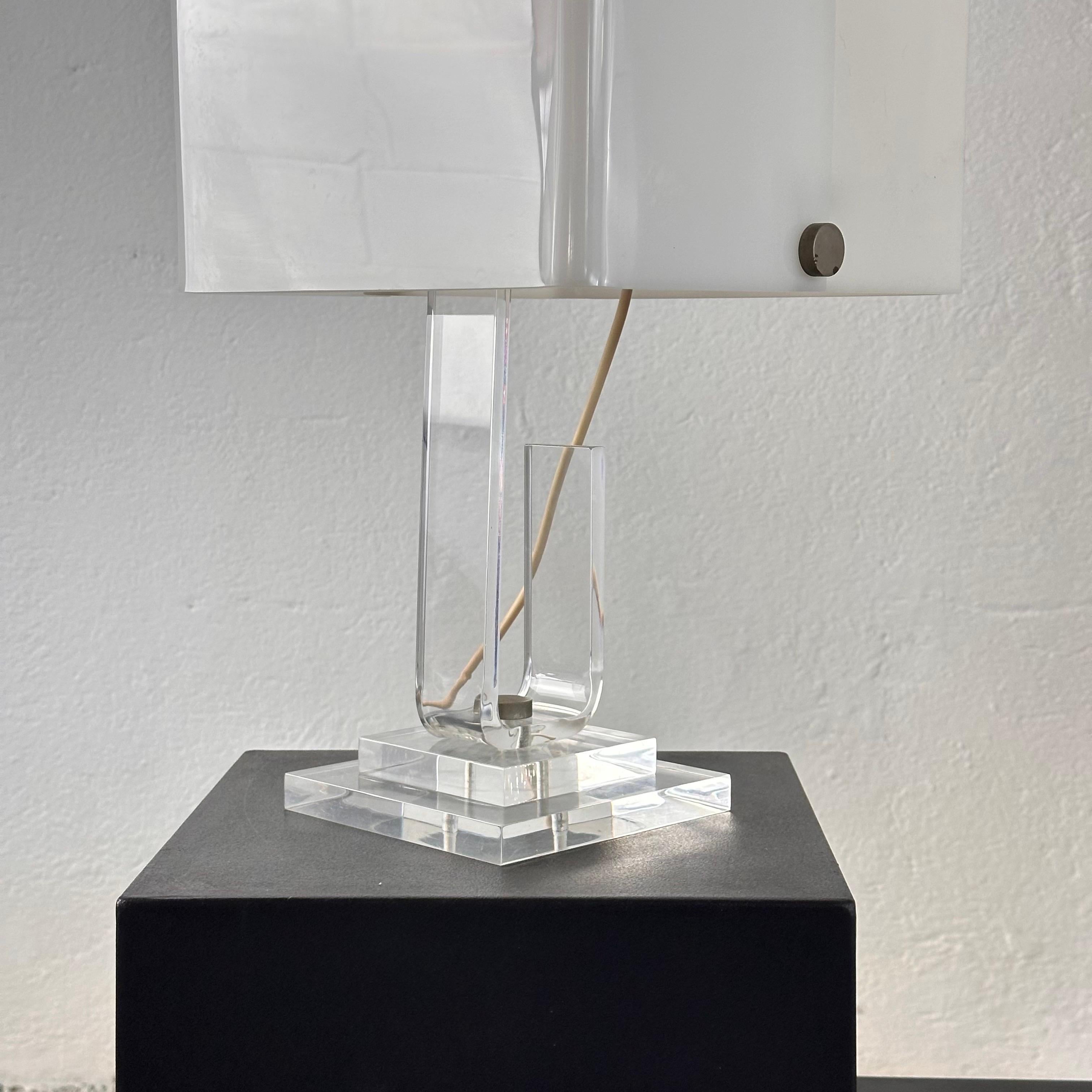 Exquisita lámpara de mesa Sandro Petti de plexiglás y latón de Roma, años 70 en venta 10