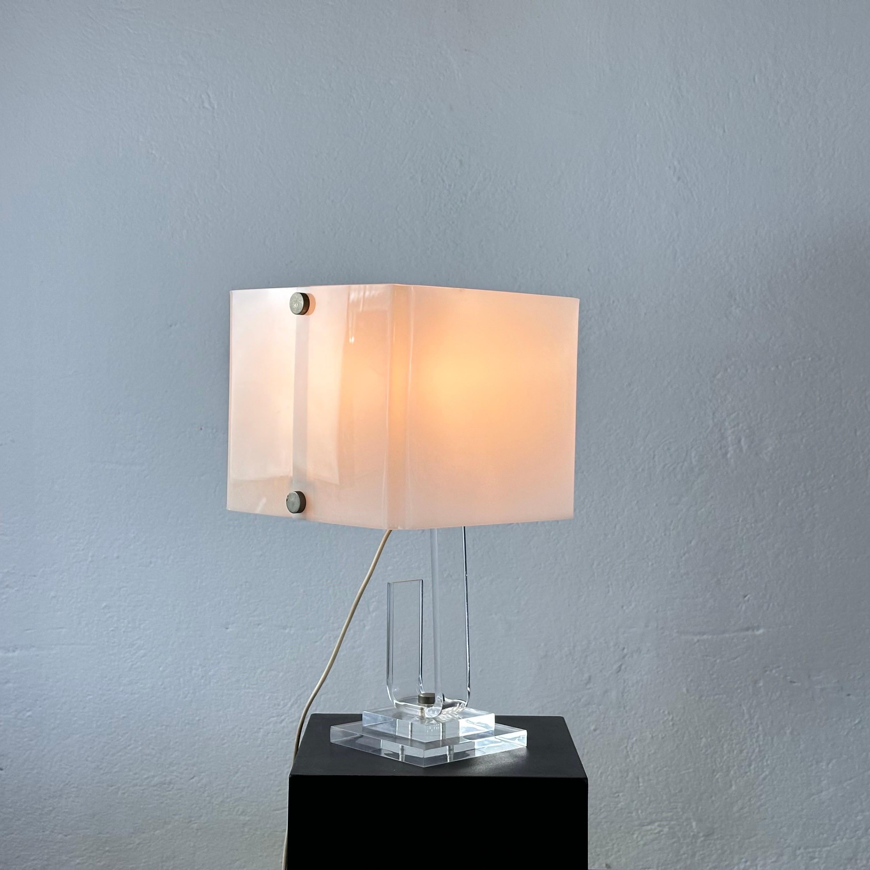 Mid-Century Modern Exquisite Sandro Petti Plexiglass and Brass Table Lamp from Rome, 1970s For Sale