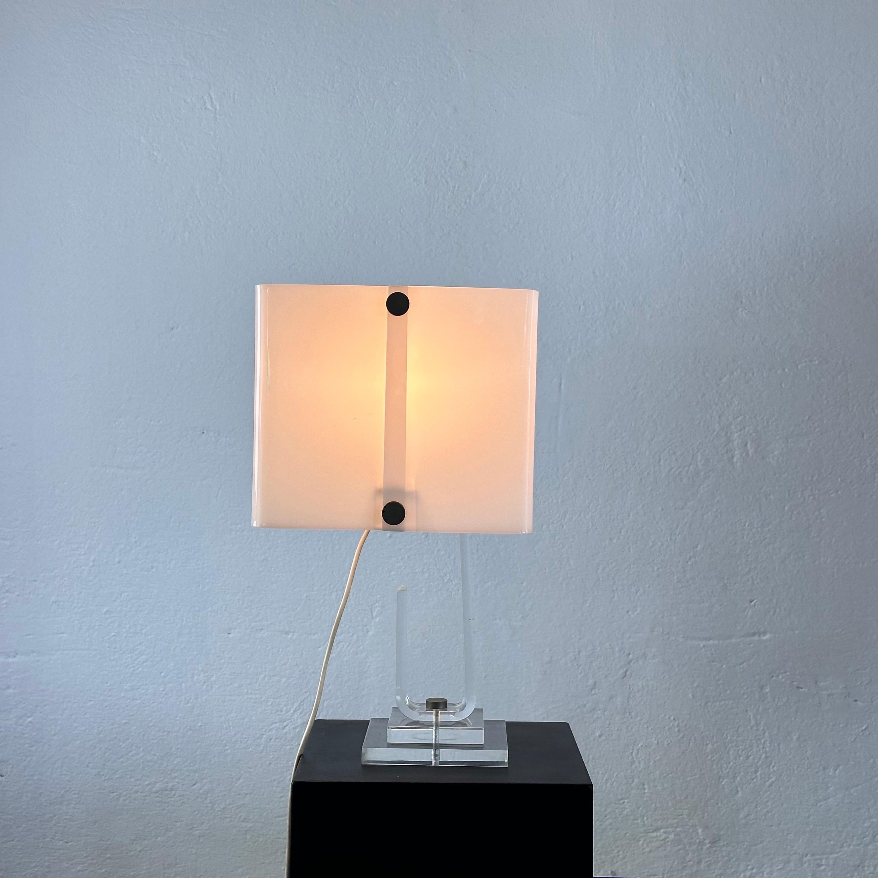 Exquisita lámpara de mesa Sandro Petti de plexiglás y latón de Roma, años 70 Italiano en venta