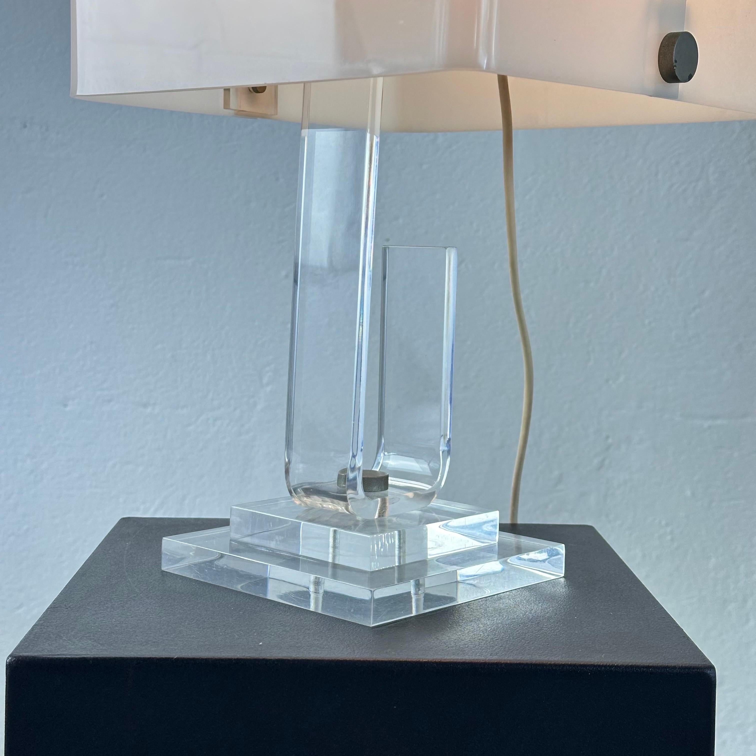 Exquisite Sandro Petti Plexiglass and Brass Table Lamp from Rome, 1970s In Good Condition For Sale In Brescia , Brescia