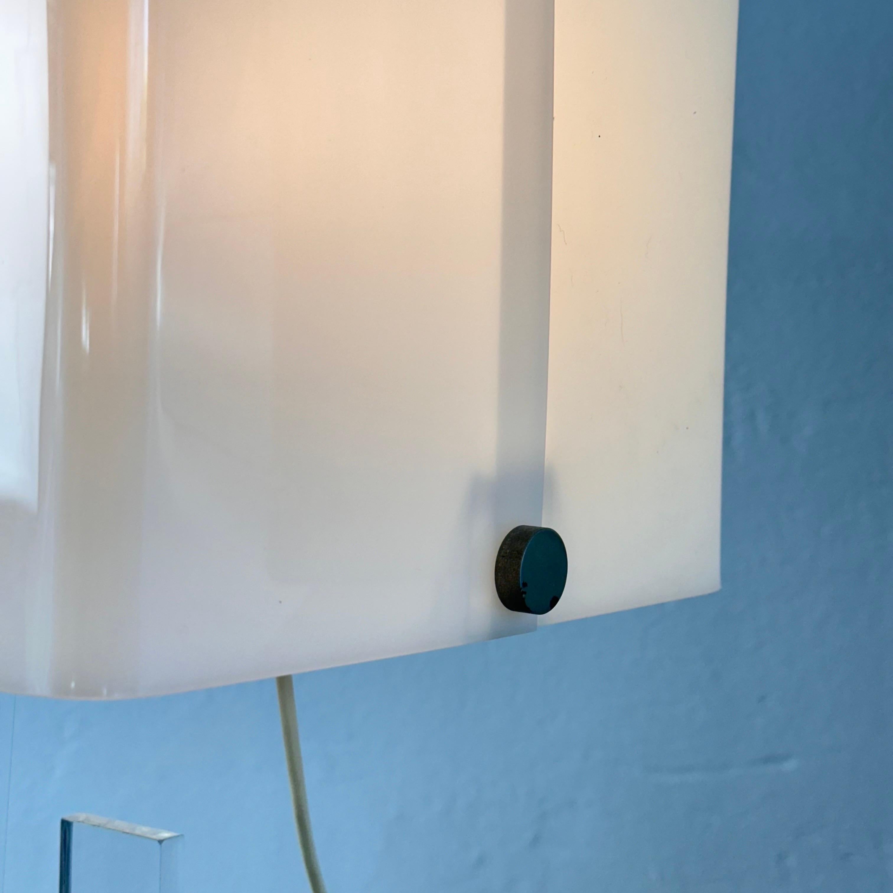 Exquisita lámpara de mesa Sandro Petti de plexiglás y latón de Roma, años 70 finales del siglo XX en venta