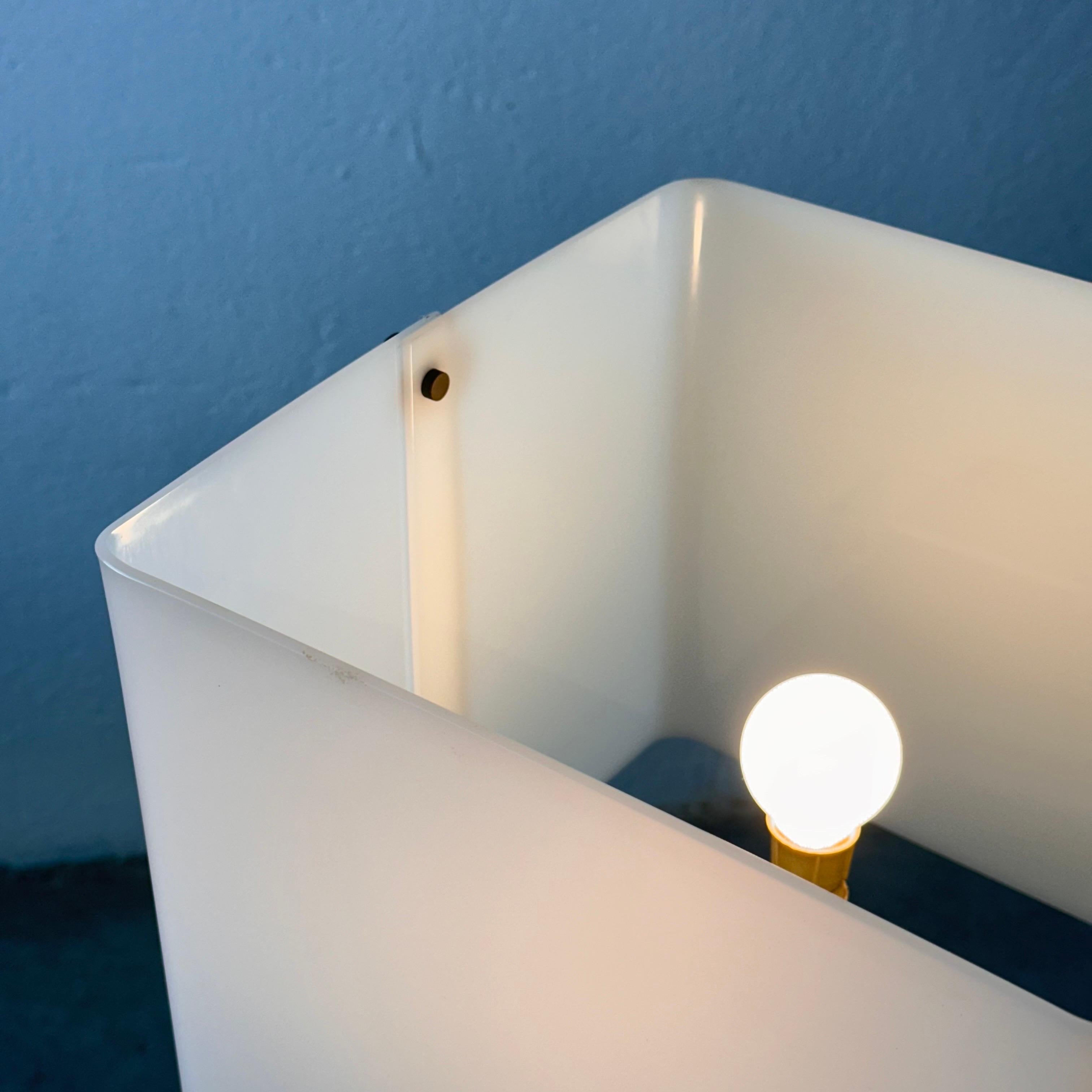 Exquisite Sandro Petti Plexiglass and Brass Table Lamp from Rome, 1970s 1