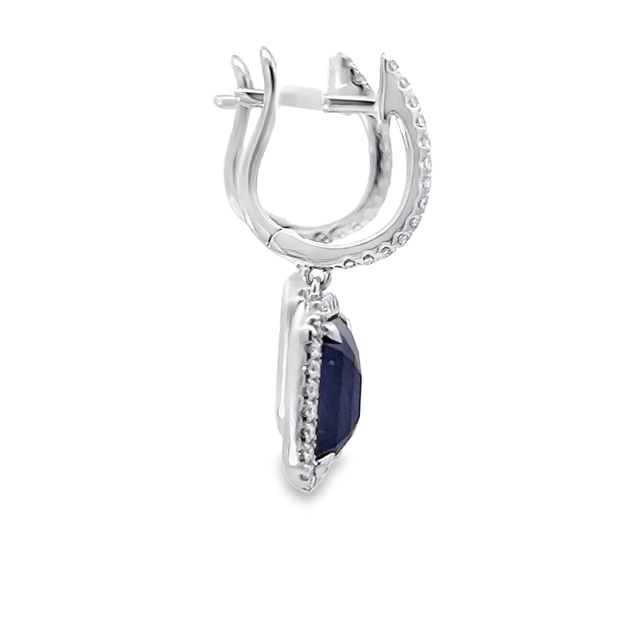 **Consulta l'epitome dell'eleganza con il nostro splendido paio di orecchini a cerchio con zaffiro e diamante.
