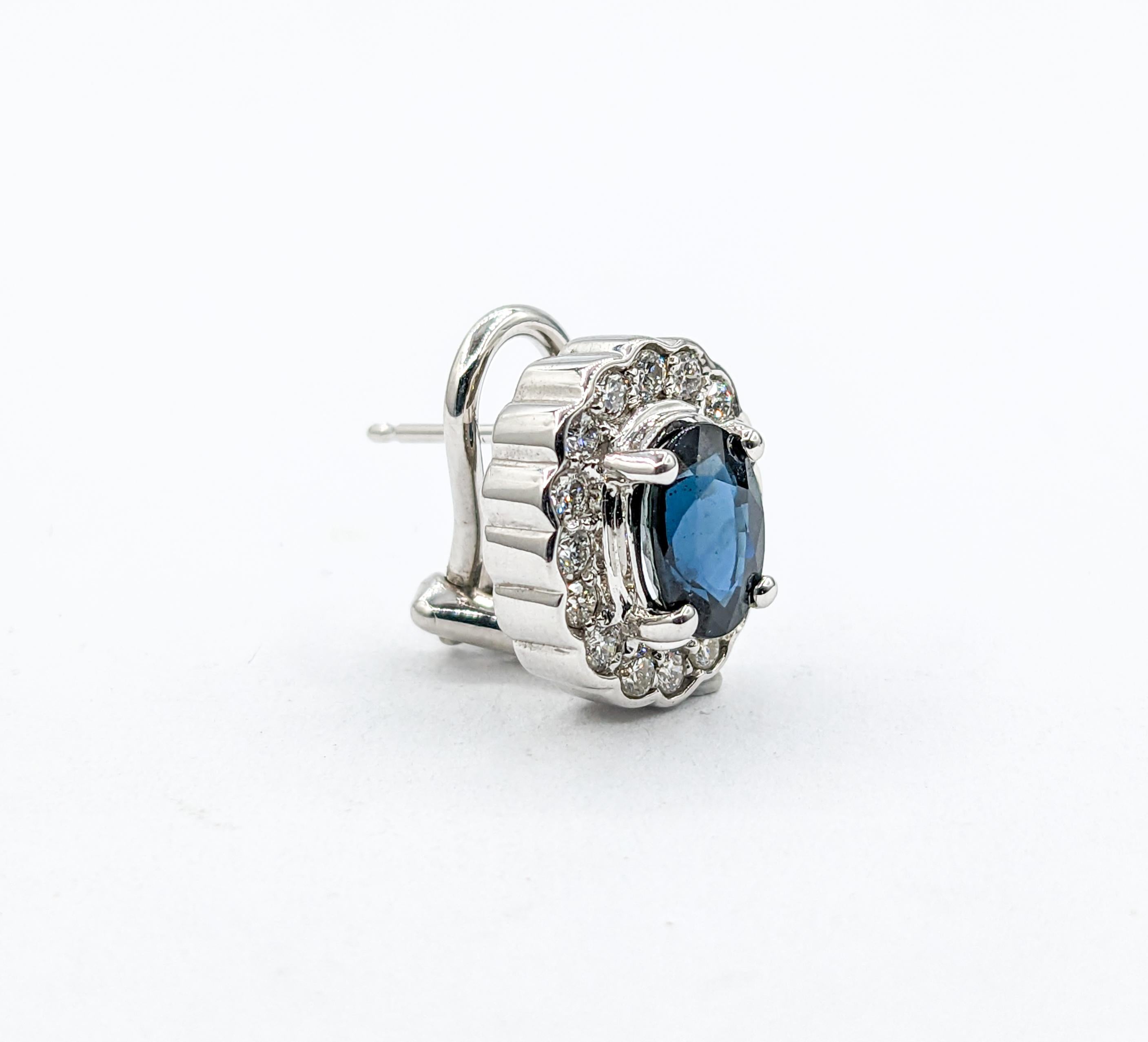 Exquisite Sapphire and White Diamond Earrings In White Gold In Excellent Condition For Sale In Bloomington, MN