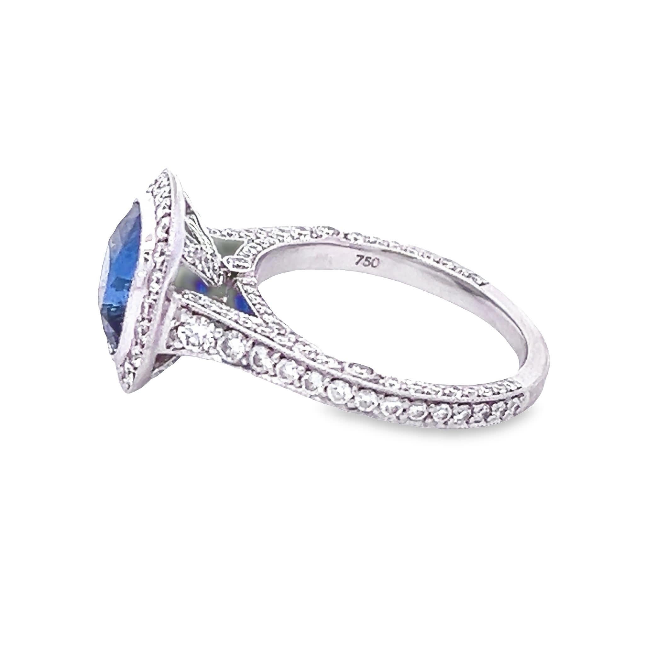 Donna Squisito anello Stunner con zaffiro e diamante in vendita