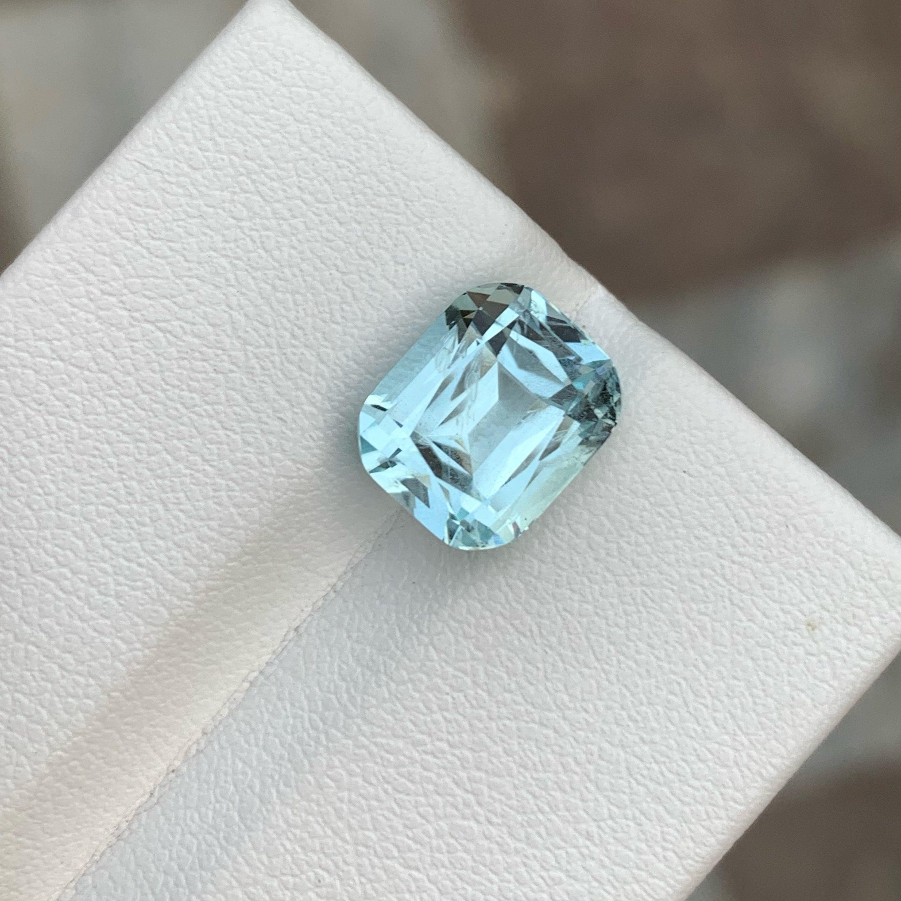 Modern Exquisite Sea Blue Step Cushion Cut Aquamarine 5.45 Carats Gemstone Ring Jewelry For Sale