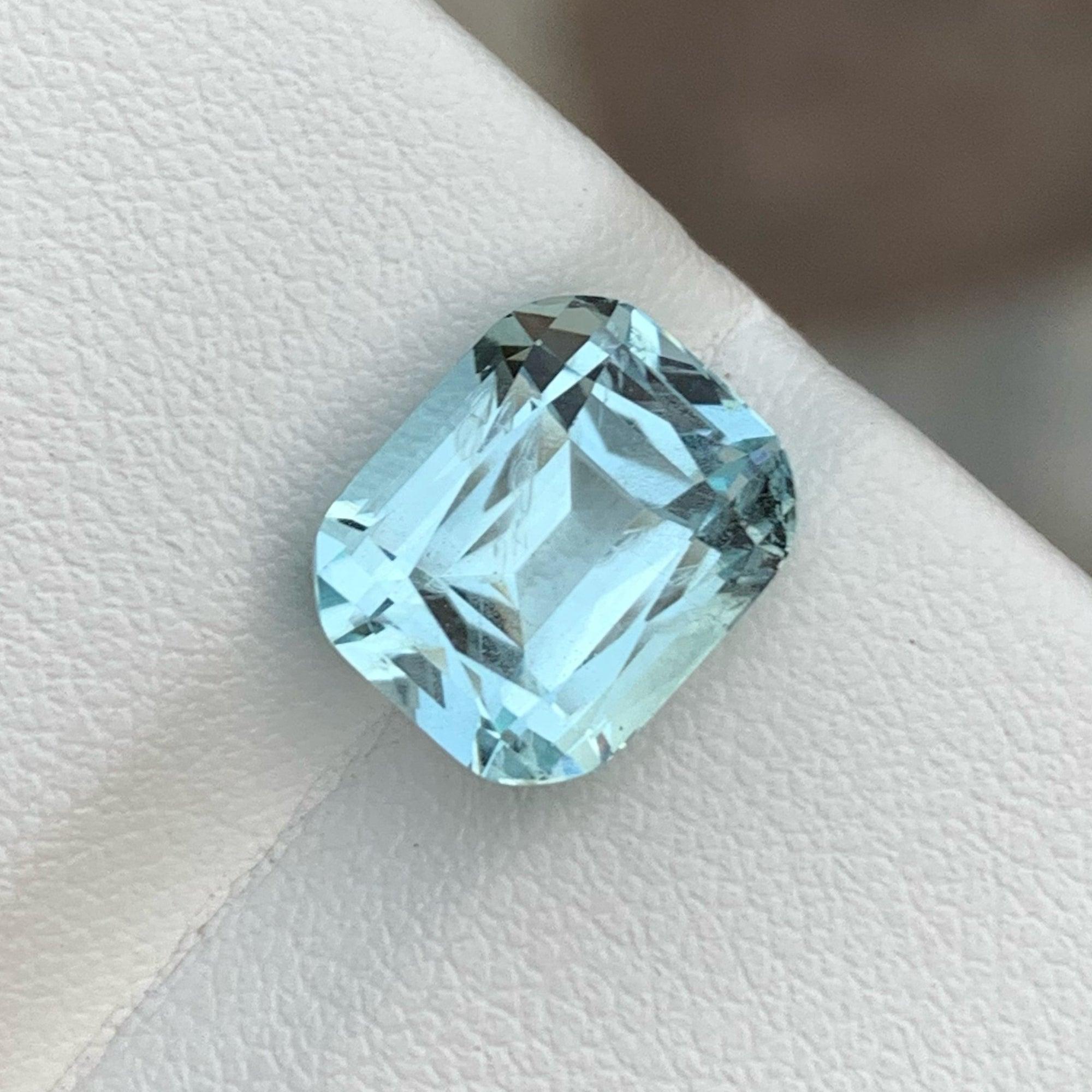 Exquisite Sea Blue Step Cushion Cut Aquamarine 5.45 Carats Gemstone Ring Jewelry In New Condition For Sale In Bangkok, TH