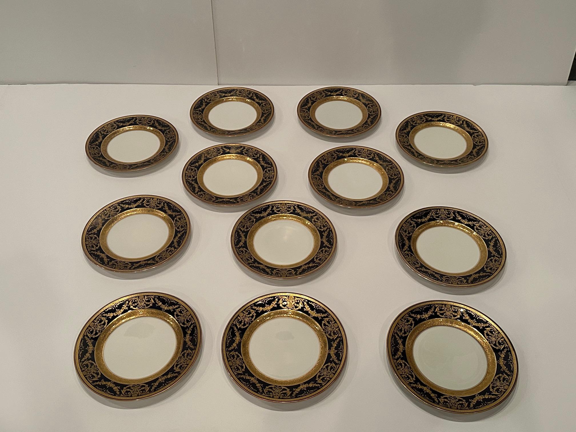 Elegante set di 12 piatti in porcellana dorata con bordo cobalto e decorazioni in oro.  Da Parigi.