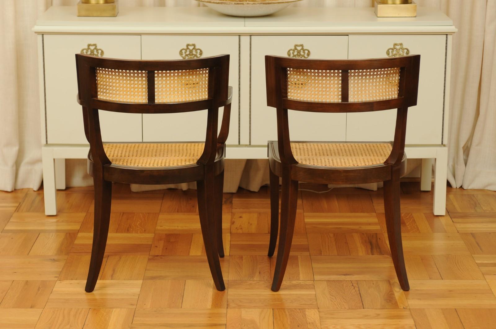 Magnifique ensemble de 12 chaises de salle à manger Klismos en rotin par Baker, datant d'environ 1958, sièges en rotin en vente 3