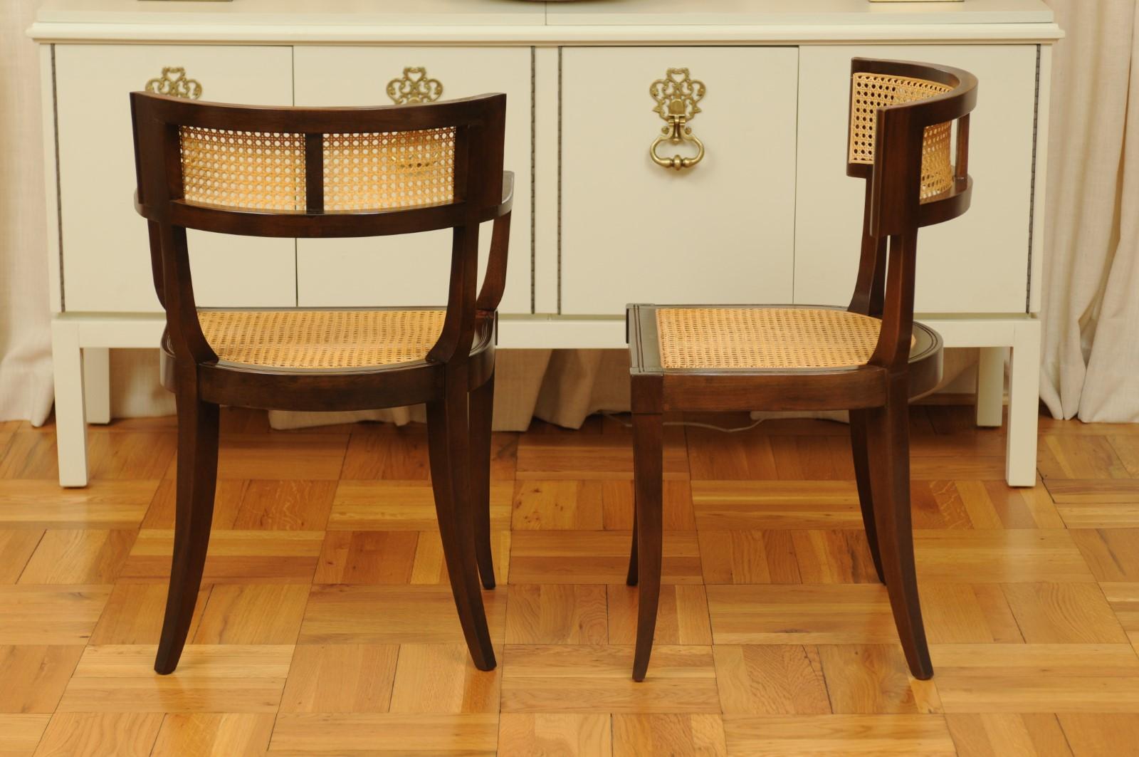Magnifique ensemble de 12 chaises de salle à manger Klismos en rotin par Baker, datant d'environ 1958, sièges en rotin en vente 4