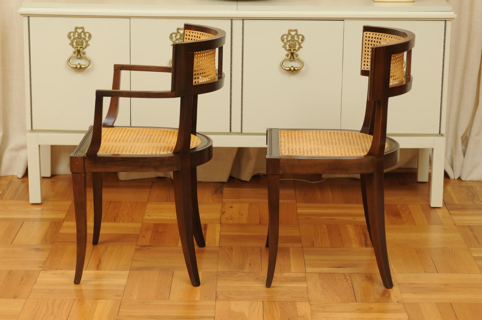 Magnifique ensemble de 12 chaises de salle à manger Klismos en rotin par Baker, datant d'environ 1958, sièges en rotin en vente 5