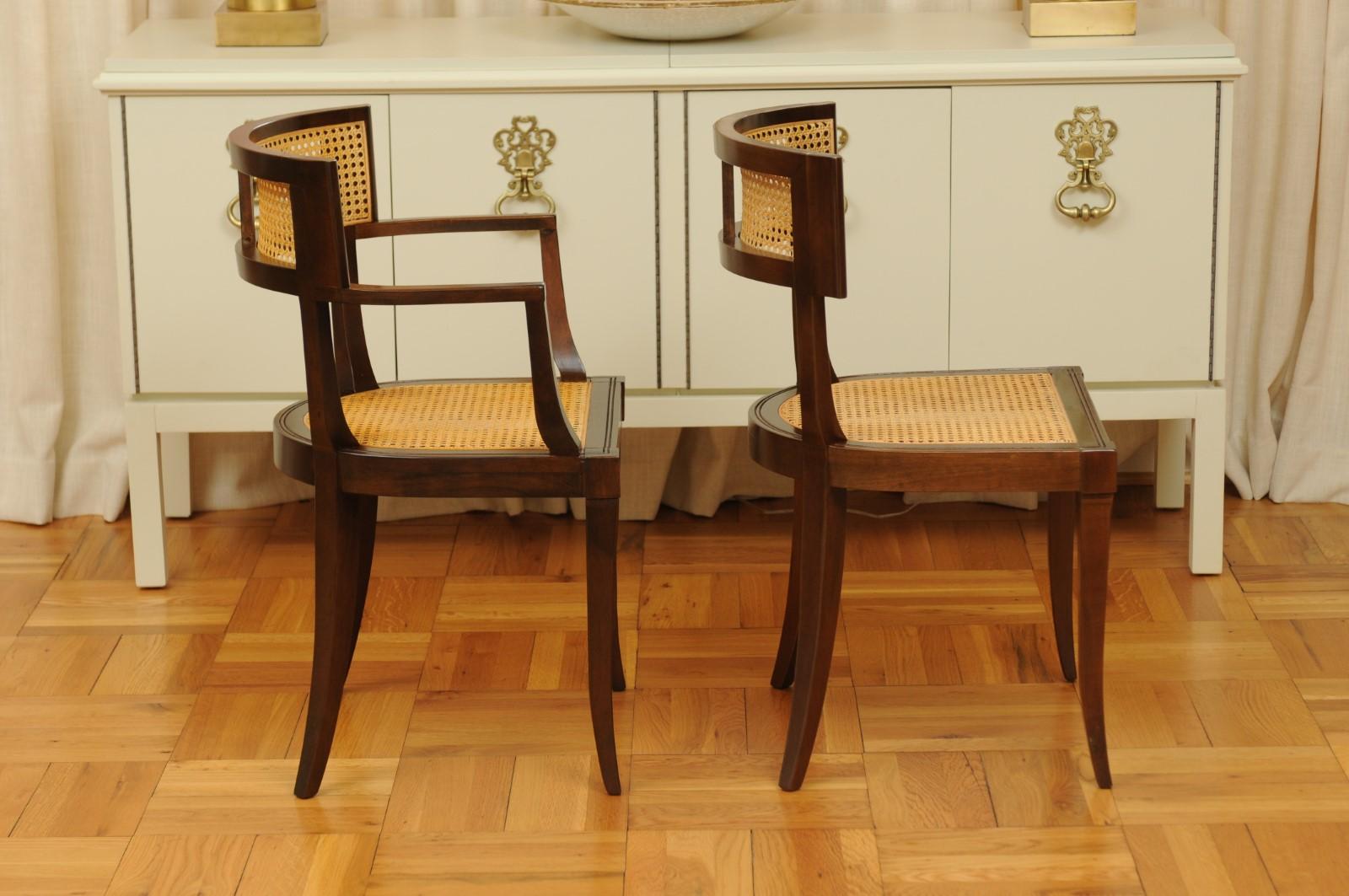 Magnifique ensemble de 12 chaises de salle à manger Klismos en rotin par Baker, datant d'environ 1958, sièges en rotin en vente 1