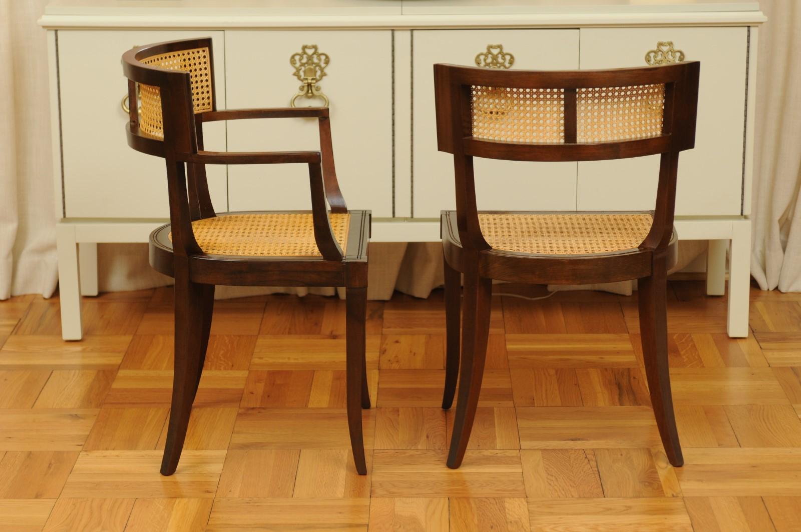 Magnifique ensemble de 12 chaises de salle à manger Klismos en rotin par Baker, datant d'environ 1958, sièges en rotin en vente 2