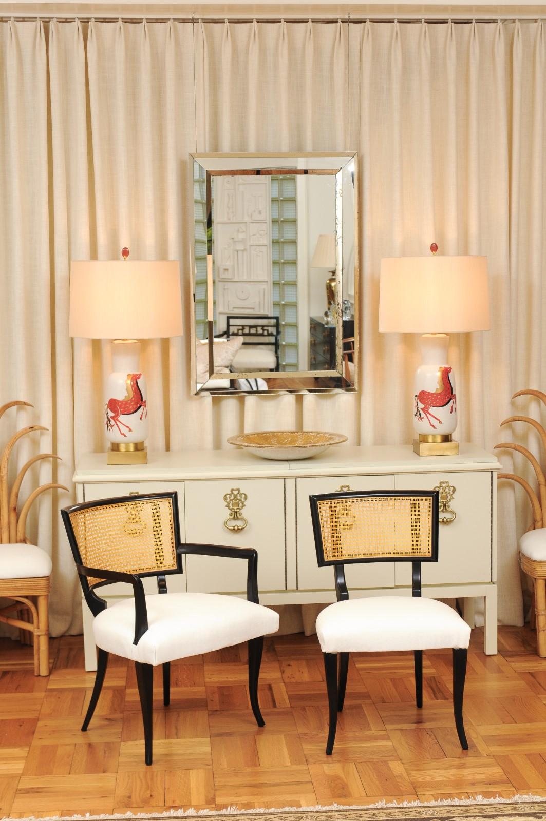 Mid-Century Modern Magnifique ensemble de 12 chaises de salle à manger Klismos en rotin dans le style de Billy Haines en vente
