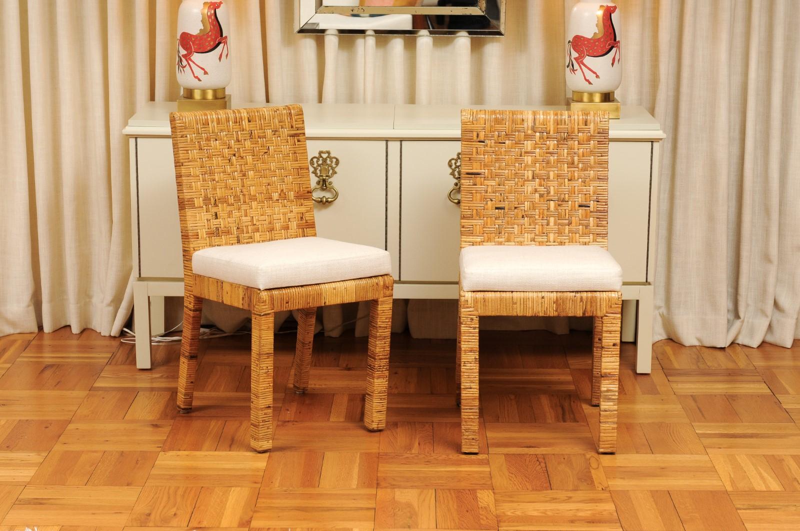 Questo magnifico set di sedie da pranzo organiche restaurate è unico sul mercato mondiale. Il set viene spedito come fotografato e descritto nella descrizione dell'annuncio: Meticolosamente restaurato professionalmente e pronto per l'installazione.