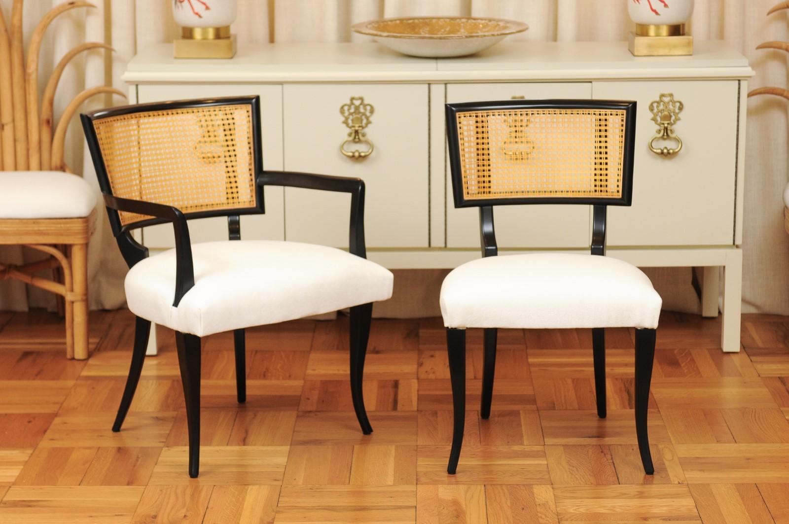 Ces magnifiques chaises de salle à manger sont expédiées telles qu'elles ont été photographiées et décrites dans l'annonce : méticuleusement restaurées par des professionnels, rembourrées par des experts et entièrement prêtes à être installées. Ce