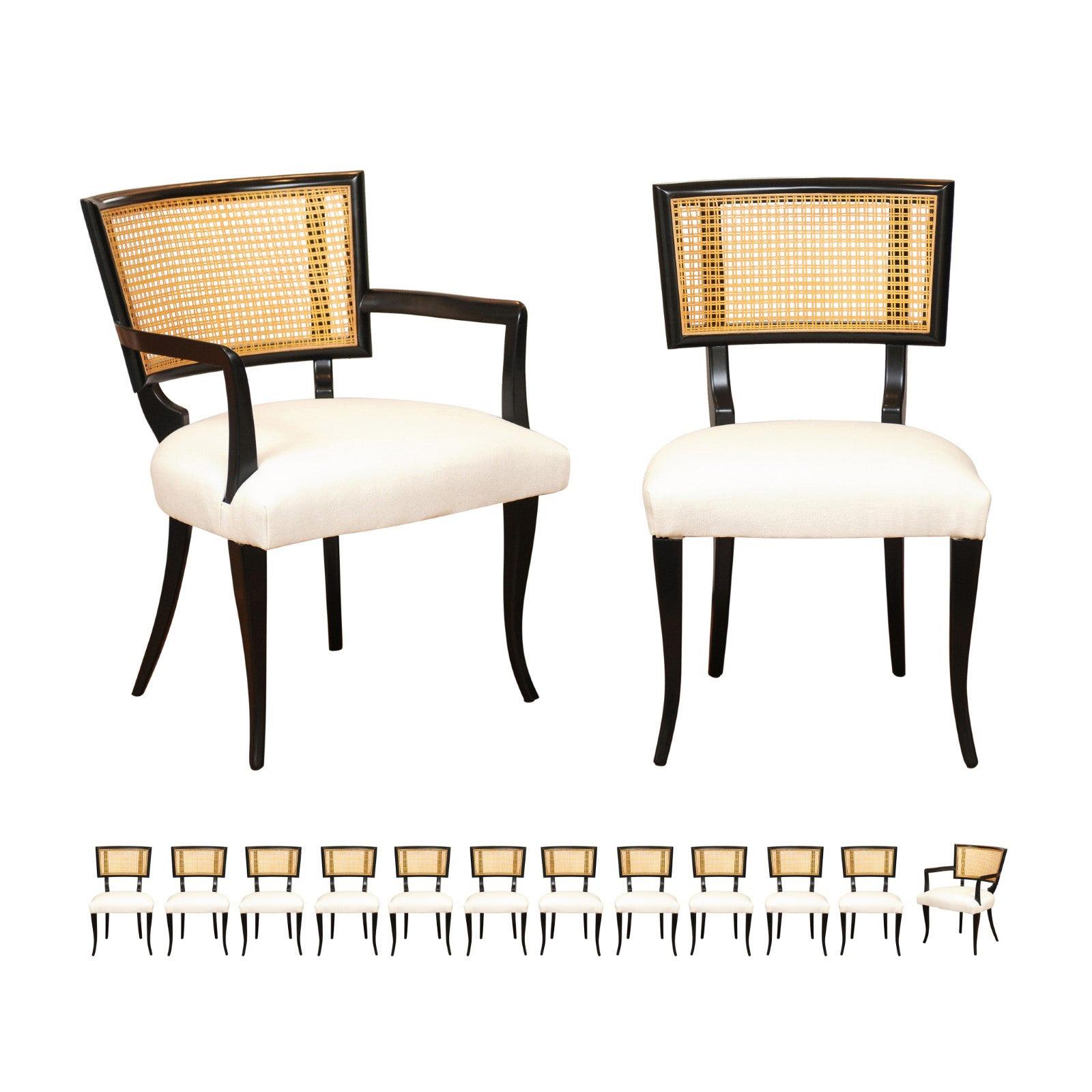 Magnifique ensemble de 14 chaises de salle à manger Klismos en rotin dans le style de Billy Haines