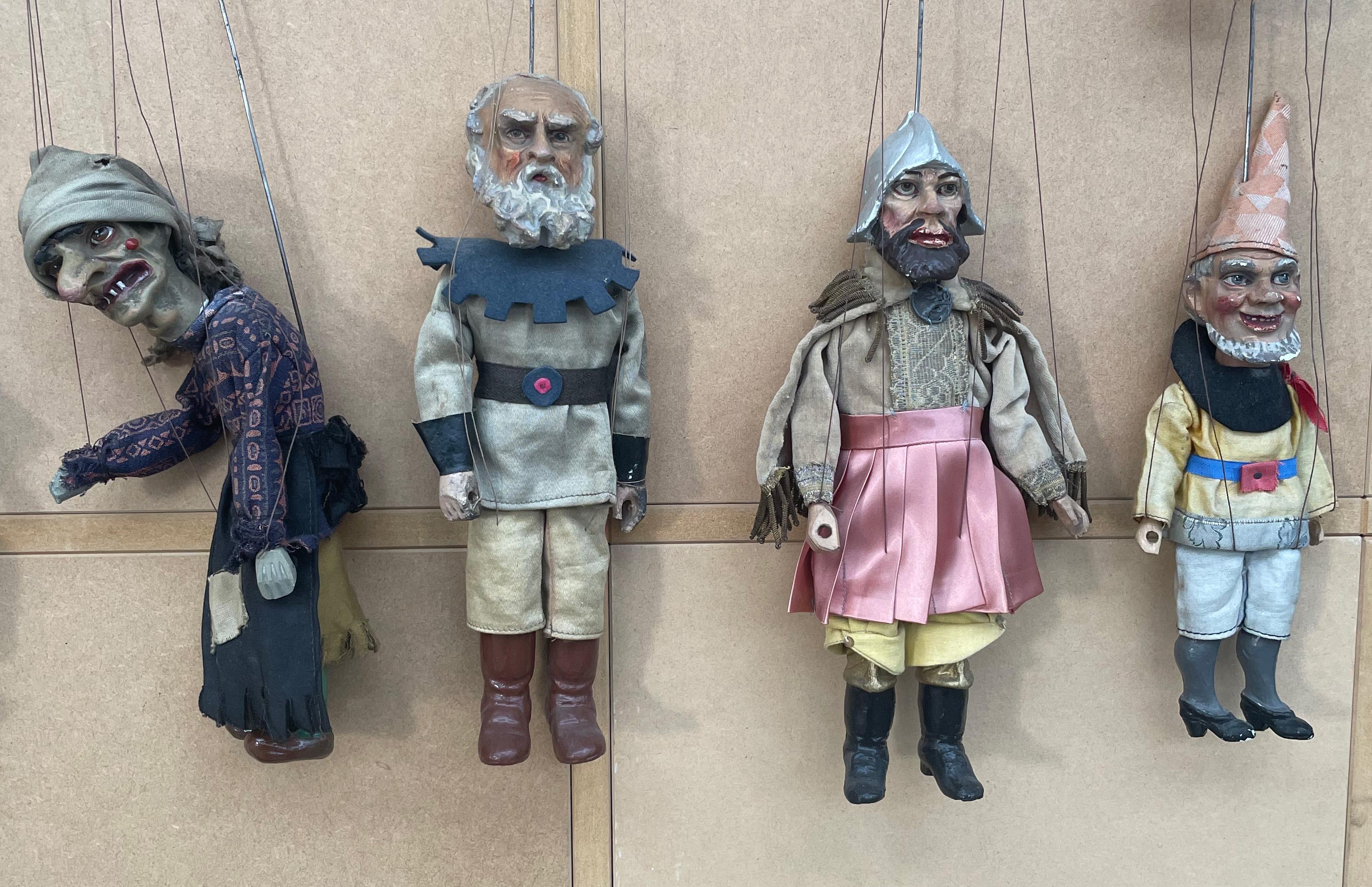 Exquisite Set of 16 Antique Marionette Puppets in Painted Wood and Fabric 4