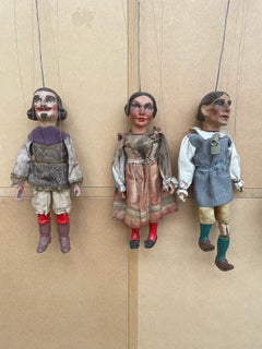 Exquisiter Satz von 16 antiken Marionette-Puppen aus bemaltem Holz und Stoff