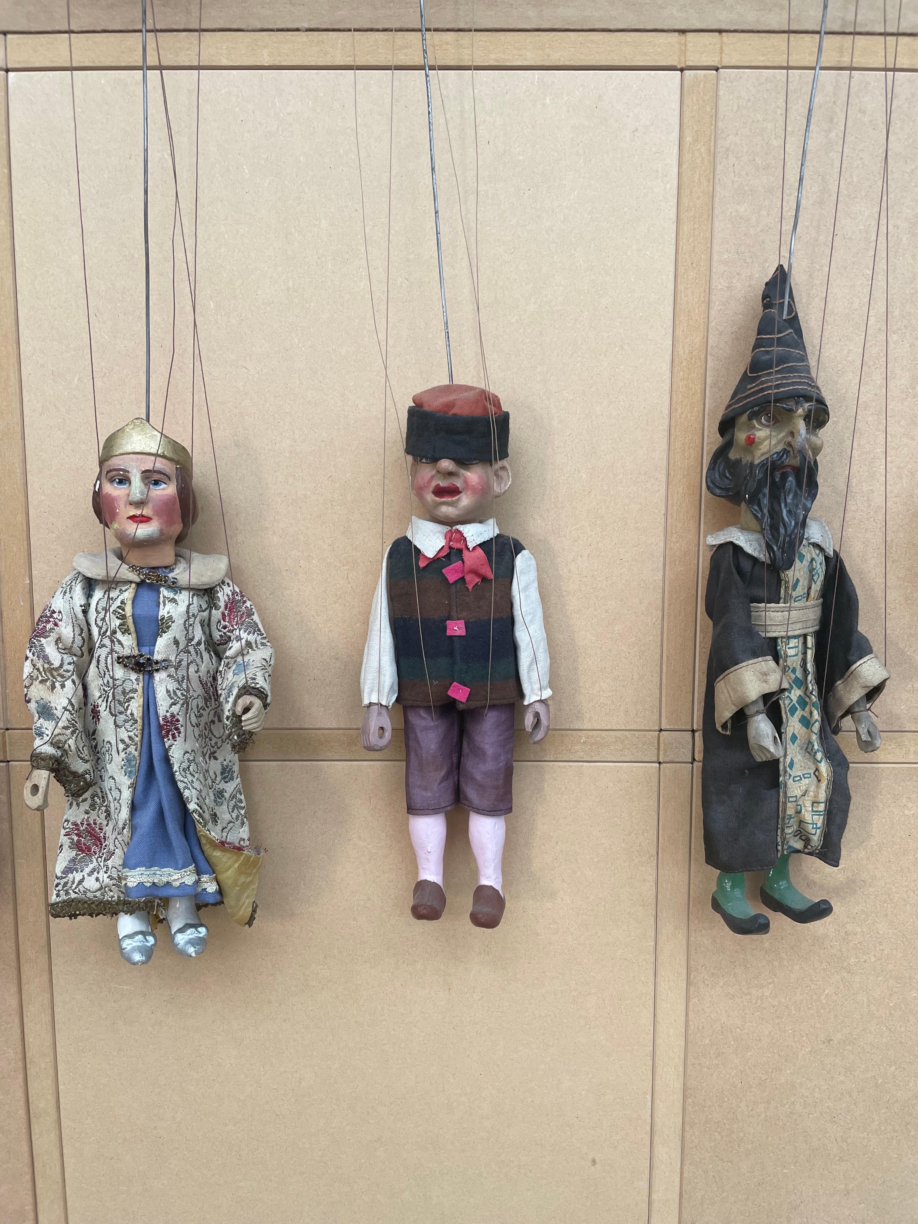 Exquisite Set of 16 Antique Marionette Puppets in Painted Wood and Fabric 2