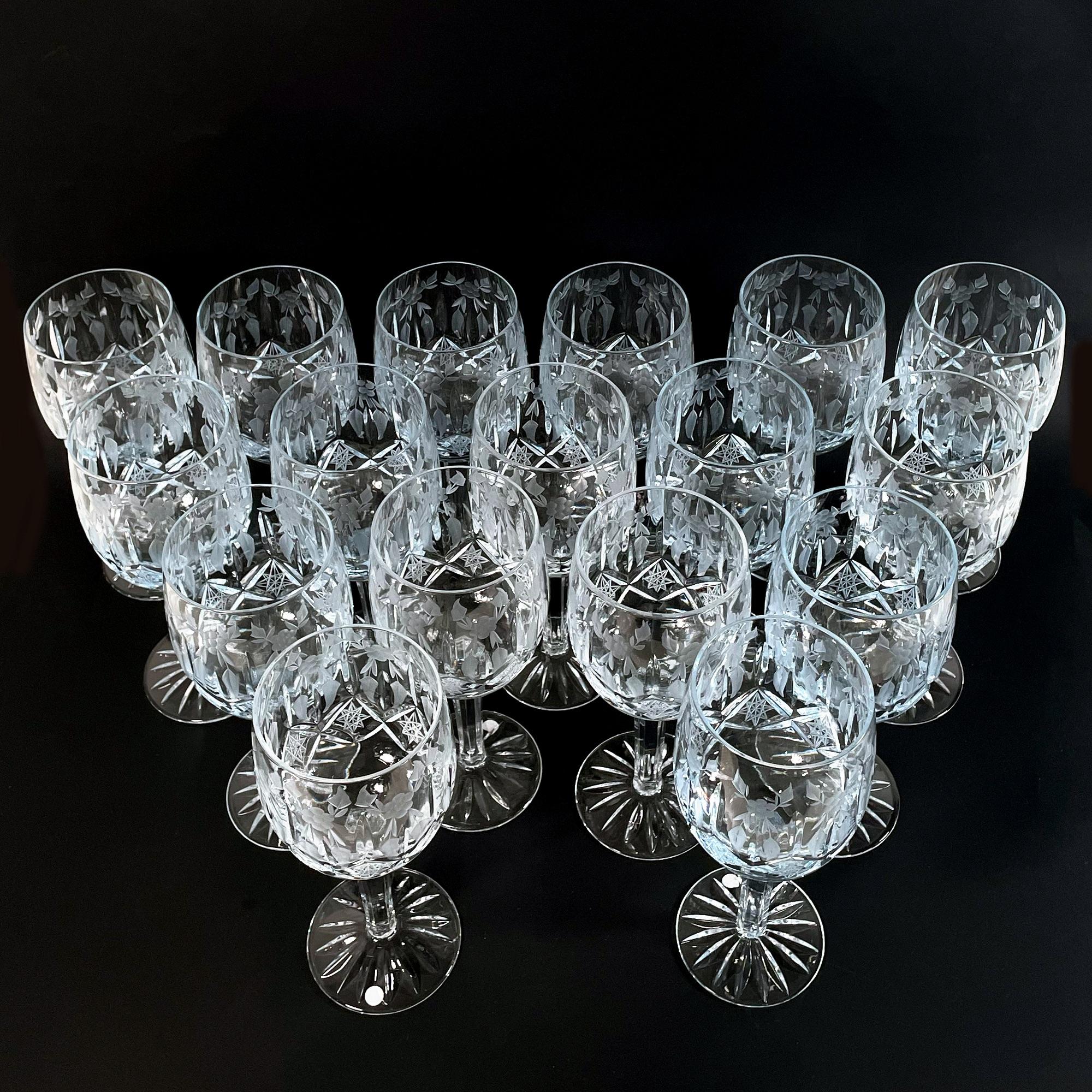 Élevez votre expérience culinaire avec ce superbe ensemble de 17 verres en cristal taillé à la main, chacun orné d'un motif de houx complexe qui capture l'essence de l'élégance intemporelle. Fabriquées dans les années 1960, ces magnifiques pièces