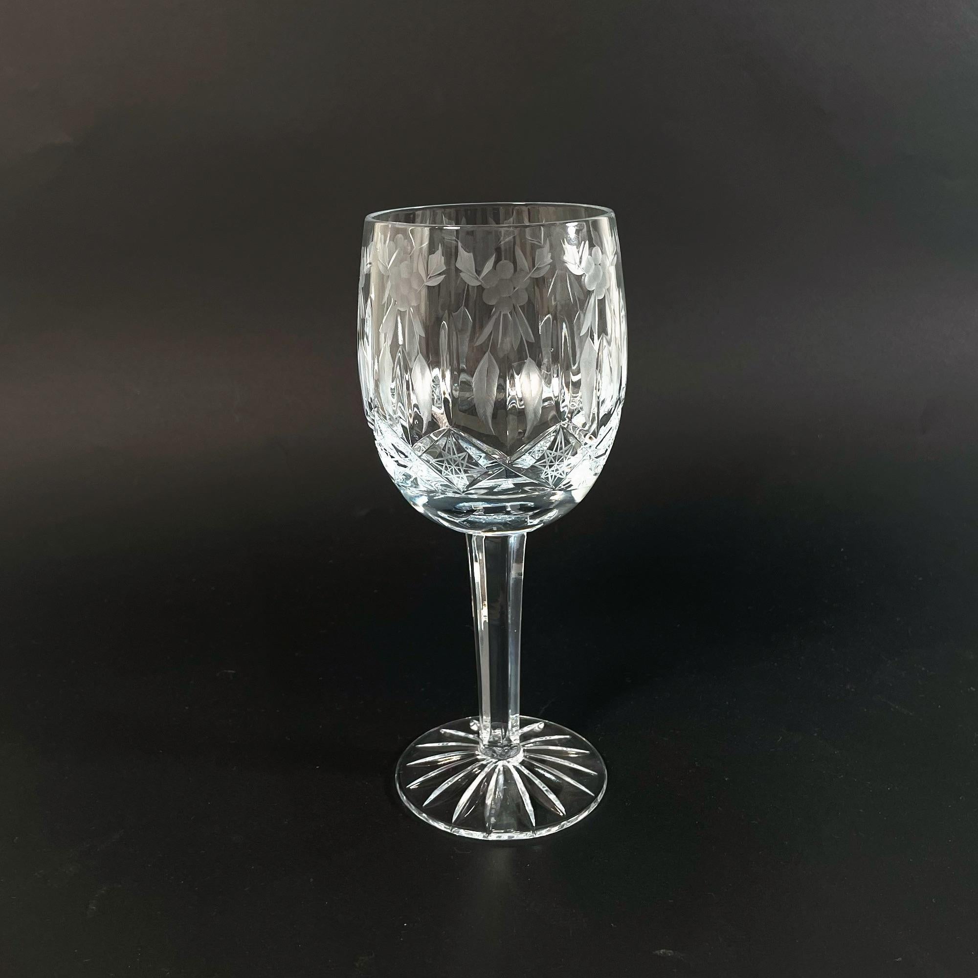 Magnifique ensemble de 17 verres en cristal taillés à la main à motif de houx - années 1960 Bon état - En vente à PARIS, FR
