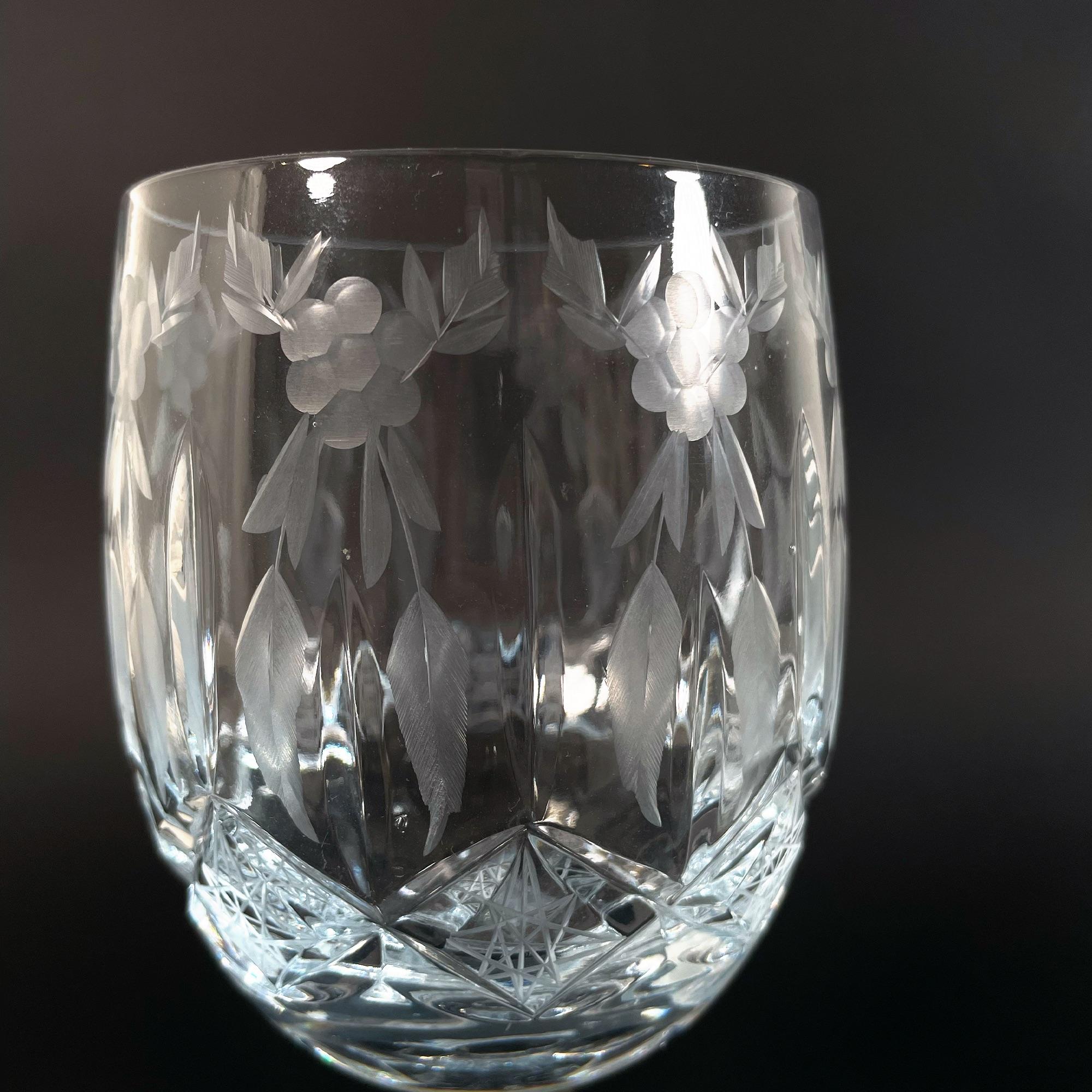 20ième siècle Magnifique ensemble de 17 verres en cristal taillés à la main à motif de houx - années 1960 en vente