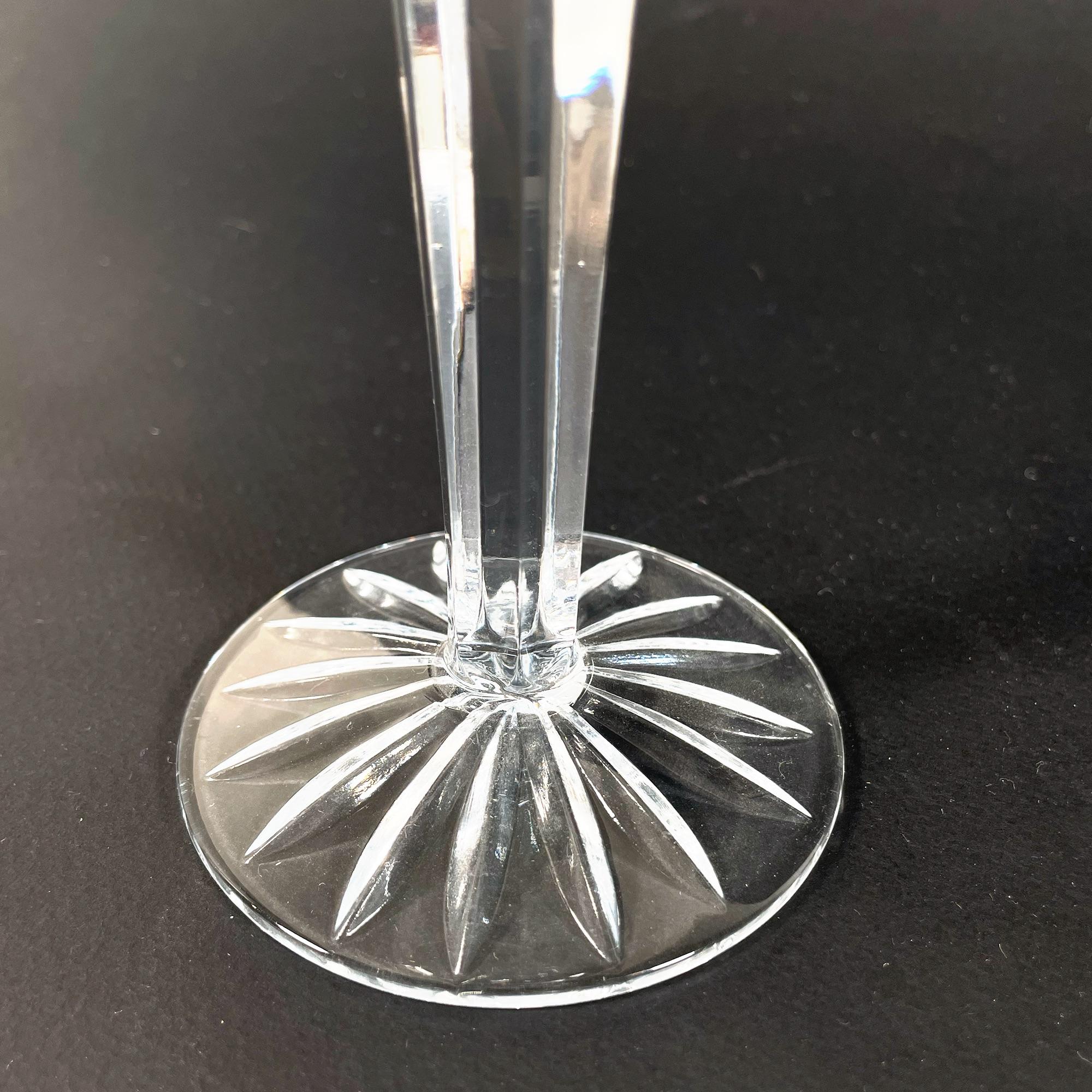 Cristal Magnifique ensemble de 17 verres en cristal taillés à la main à motif de houx - années 1960 en vente